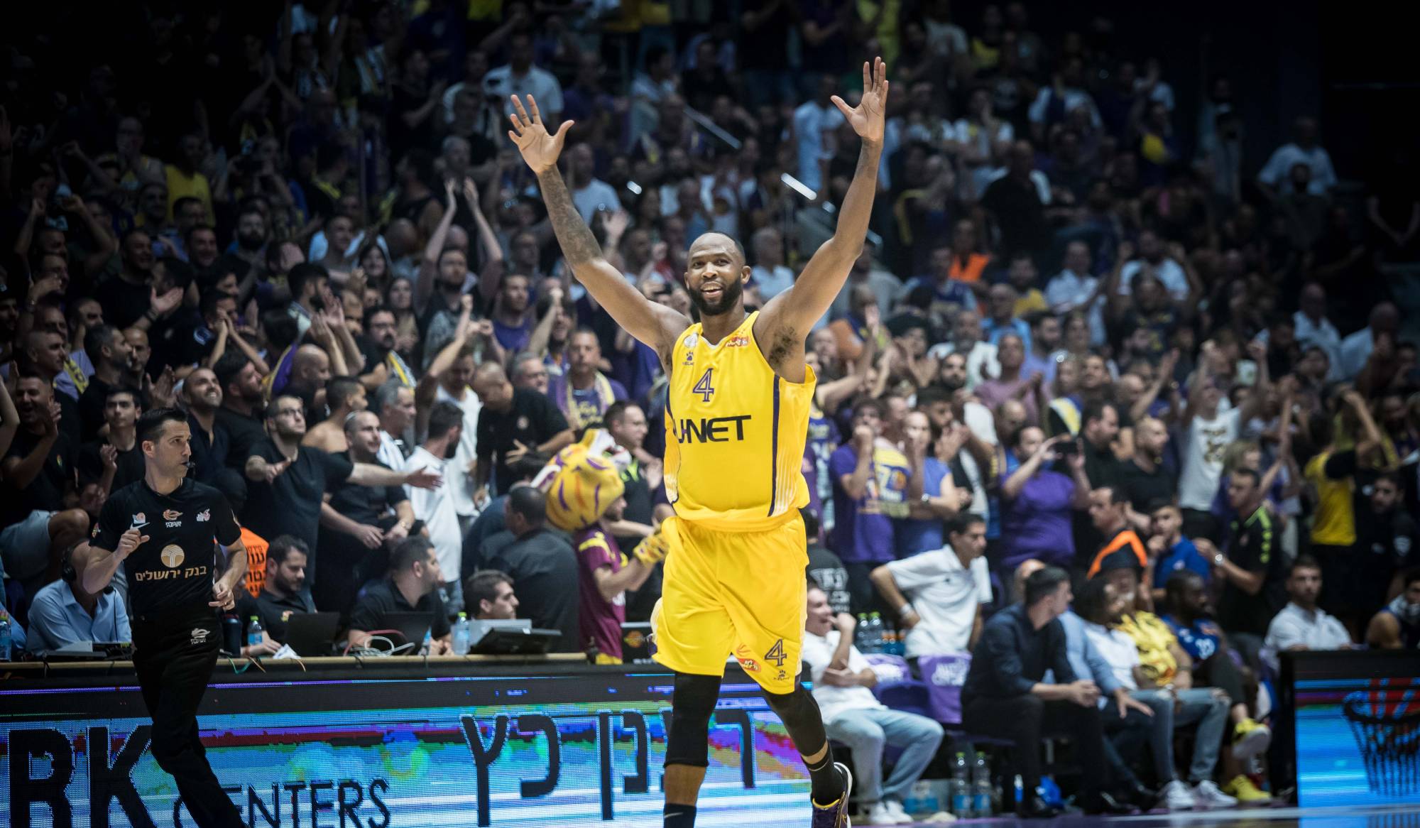 צפו: הופעה גדולה לג'ונסון במשחק האליפות