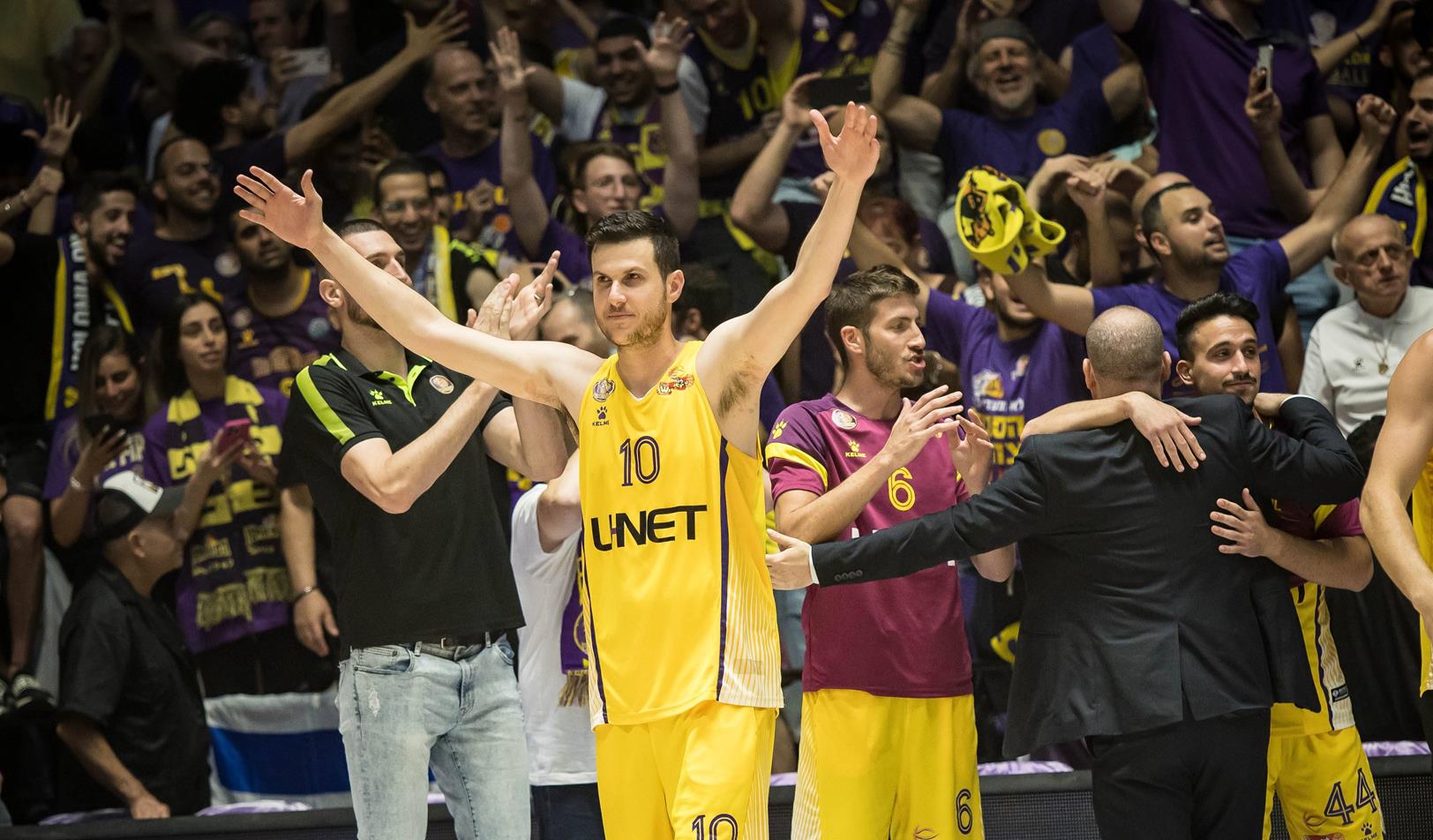 צפו: החגיגה הסגולה-צהובה של גיא פניני