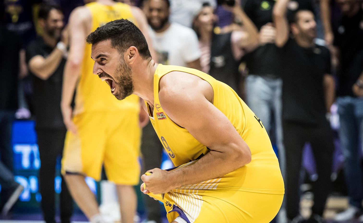 צפו: הפתיחות הלוהטות של רפי מנקו