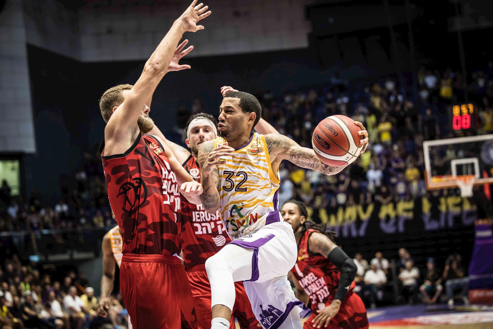 מבט מהדלת האחורית: בין ספרד לליידי גאגא