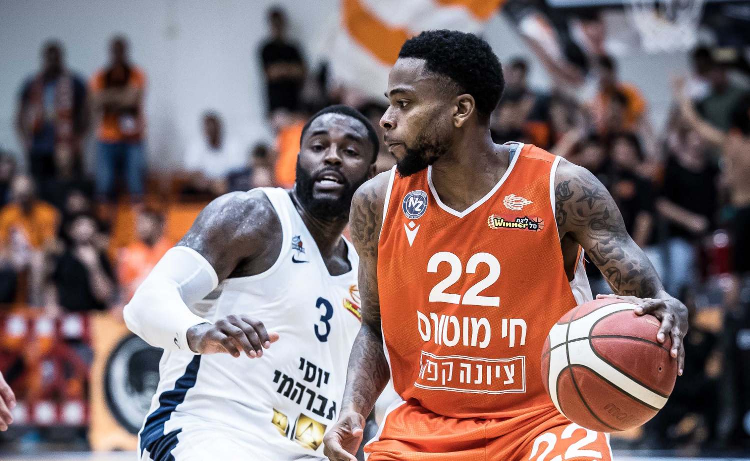 מבט מהדלת האחורית: בקצב הדי.ג'יי