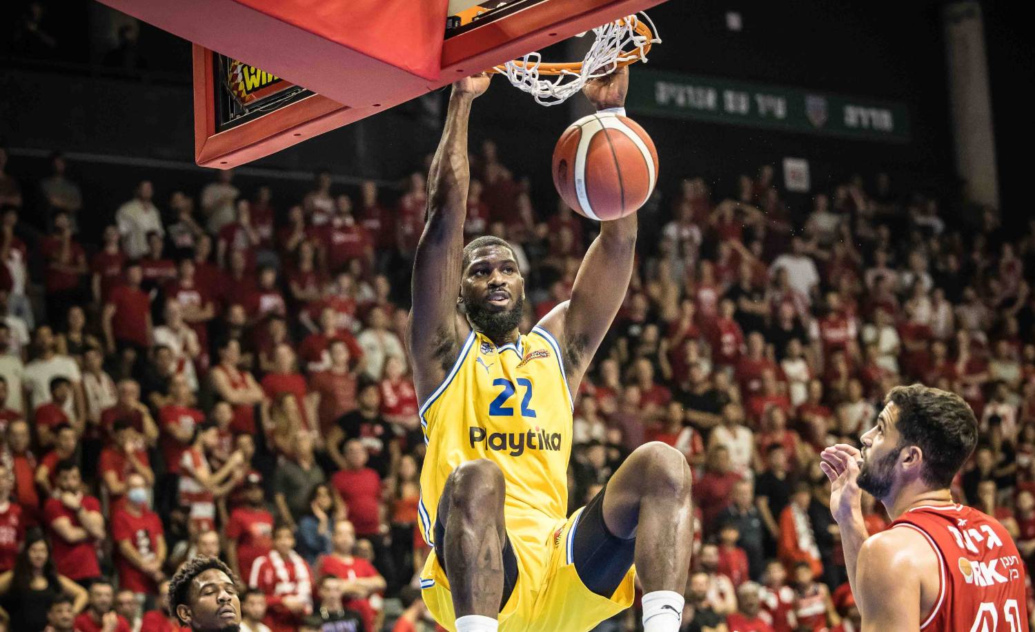 צפו: פסטיבל הדאנקים בצהוב במשחק הגמר