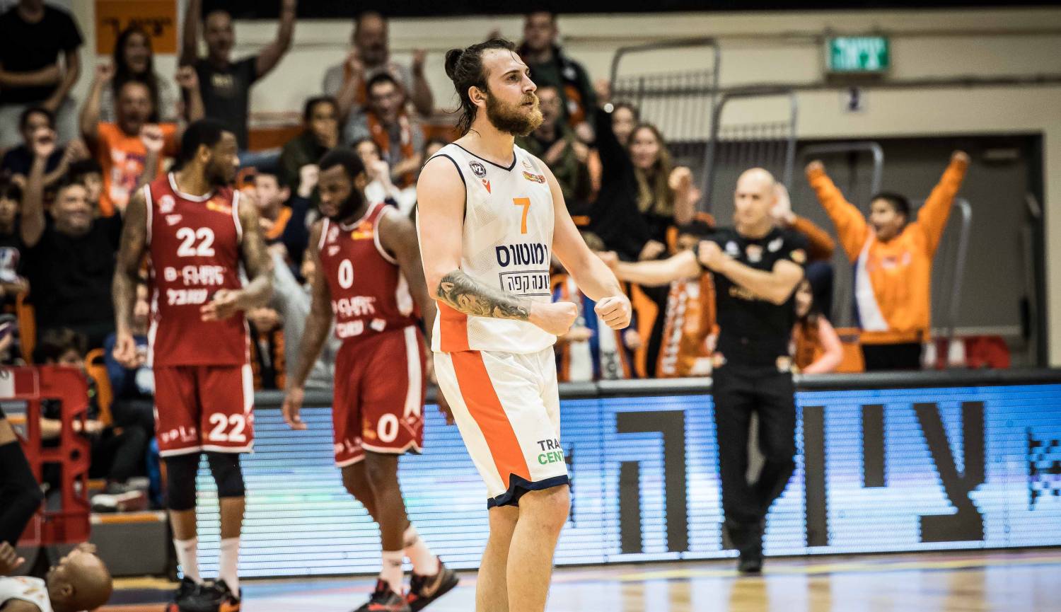 צפו: גולן גוט מאפס כוונות בלב המושבה