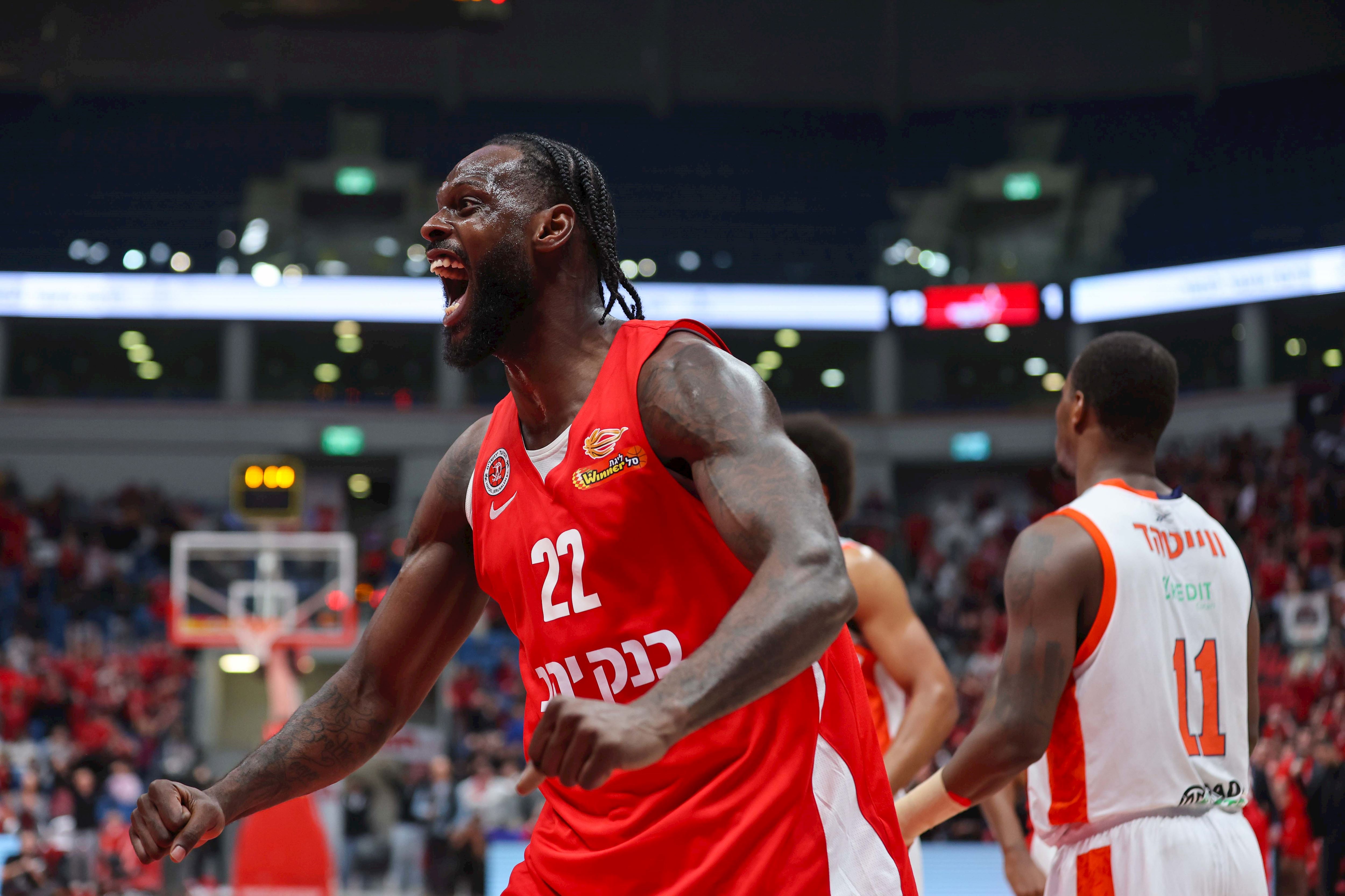 מחזיקת הגביע נשארה מושלמת בבית