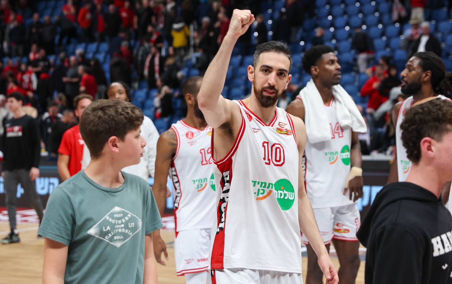 צפו: בר טימור חגג מול האקסית בבירה