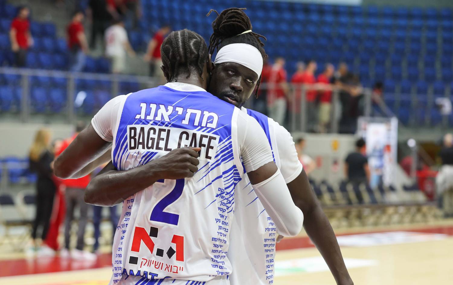 צפו: חגיגה של אומאט ומתיאנג מתחת לסלים