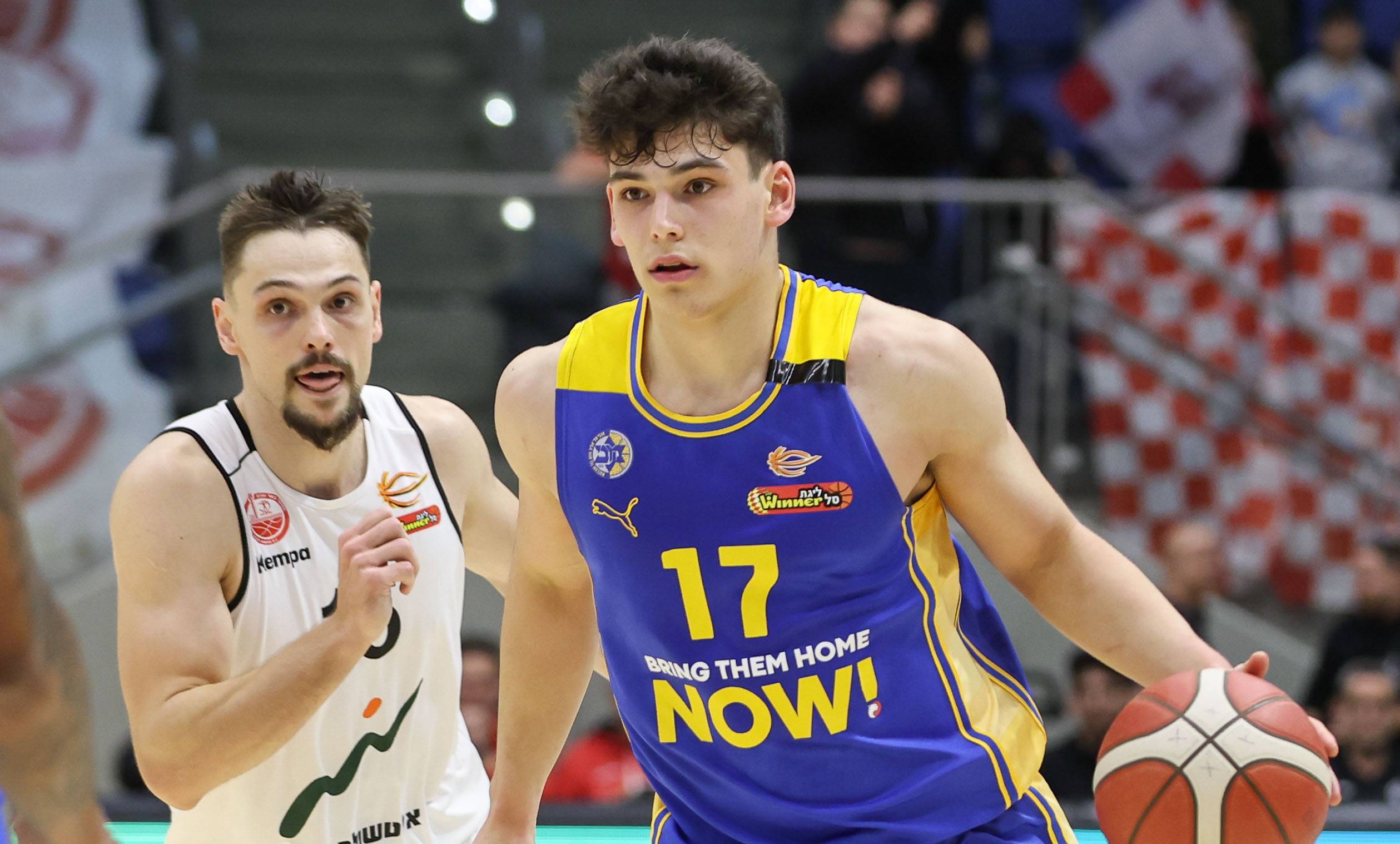 צפו: עומר מאייר כבר מרגיש בנוח בבוגרים