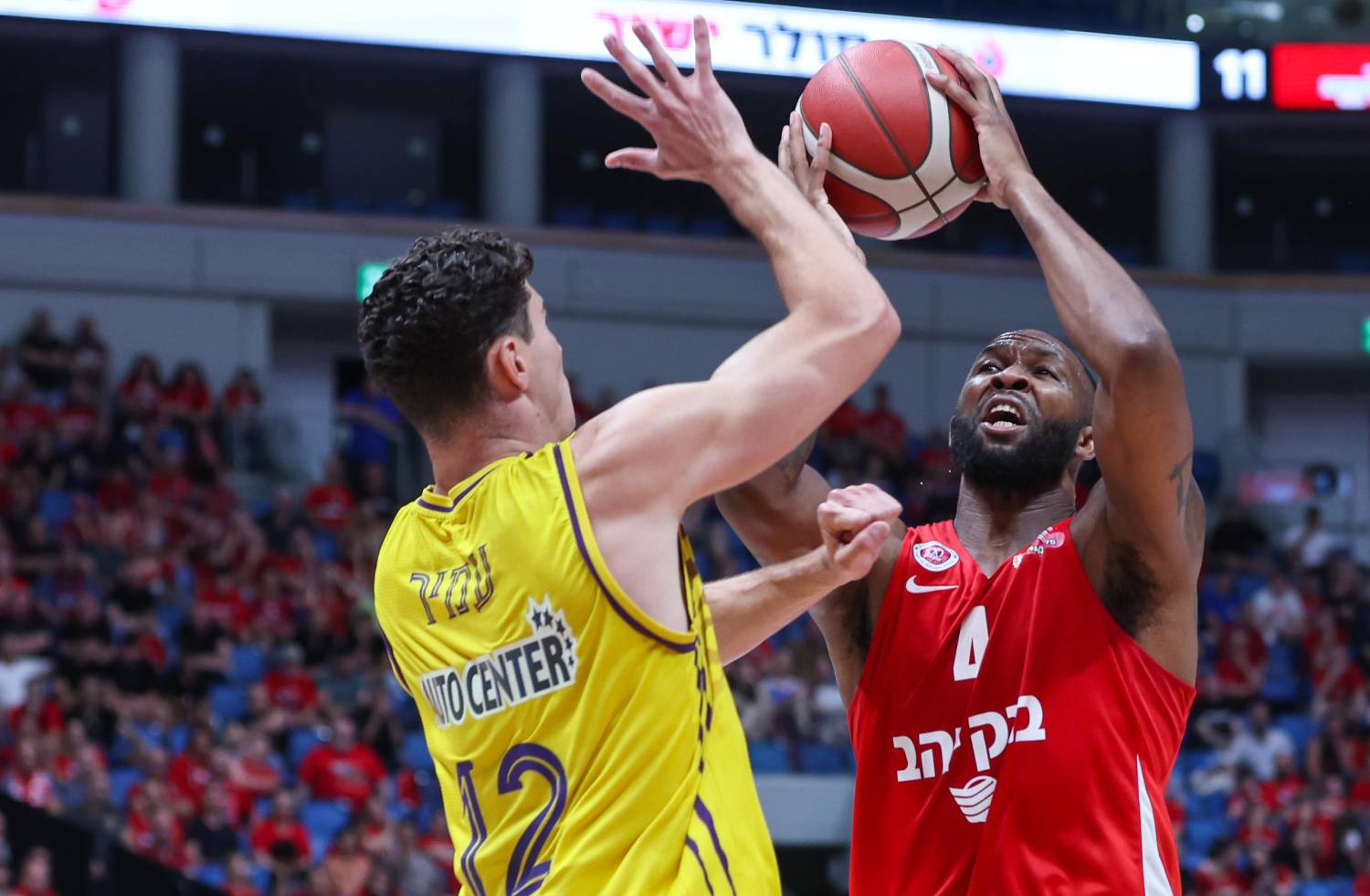 צפו: כריס ג'ונסון טאטא את האקסית