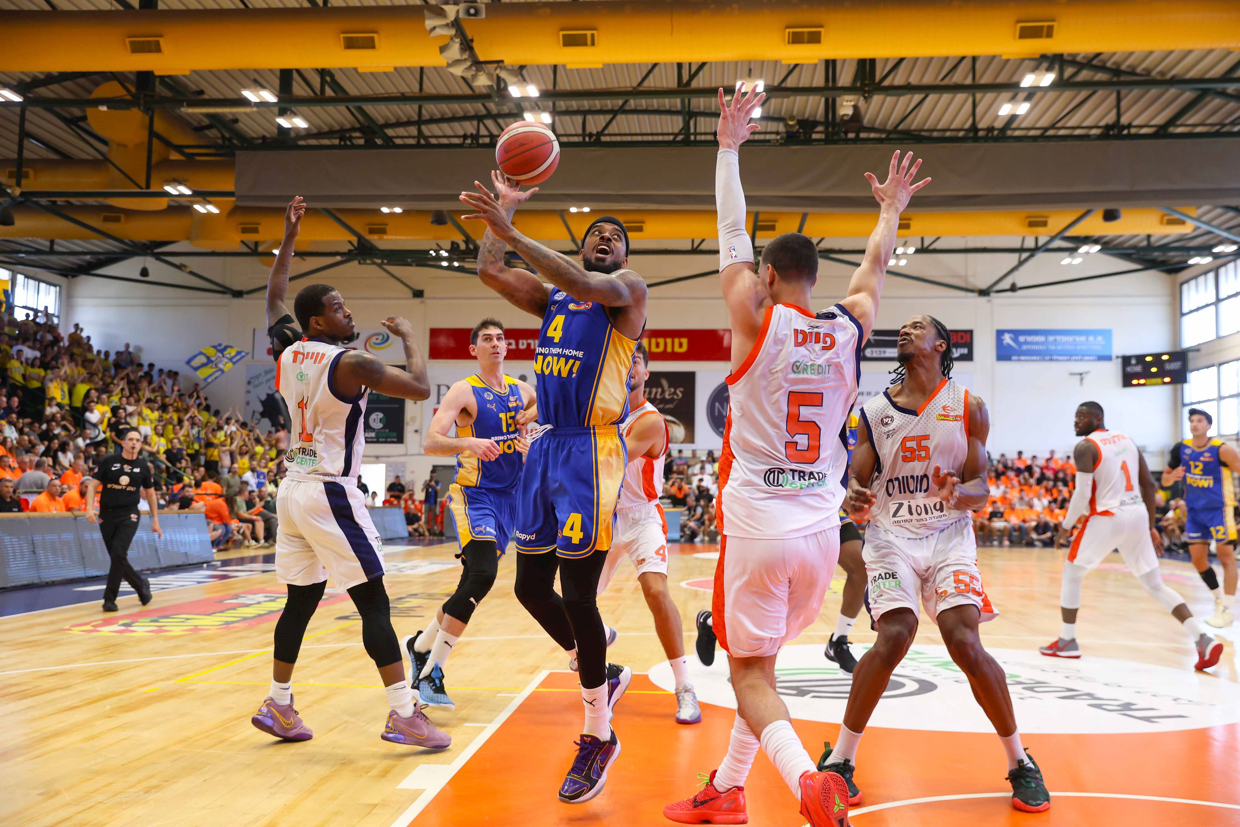 צפו: בראון קירב את האלופה לסוויפ