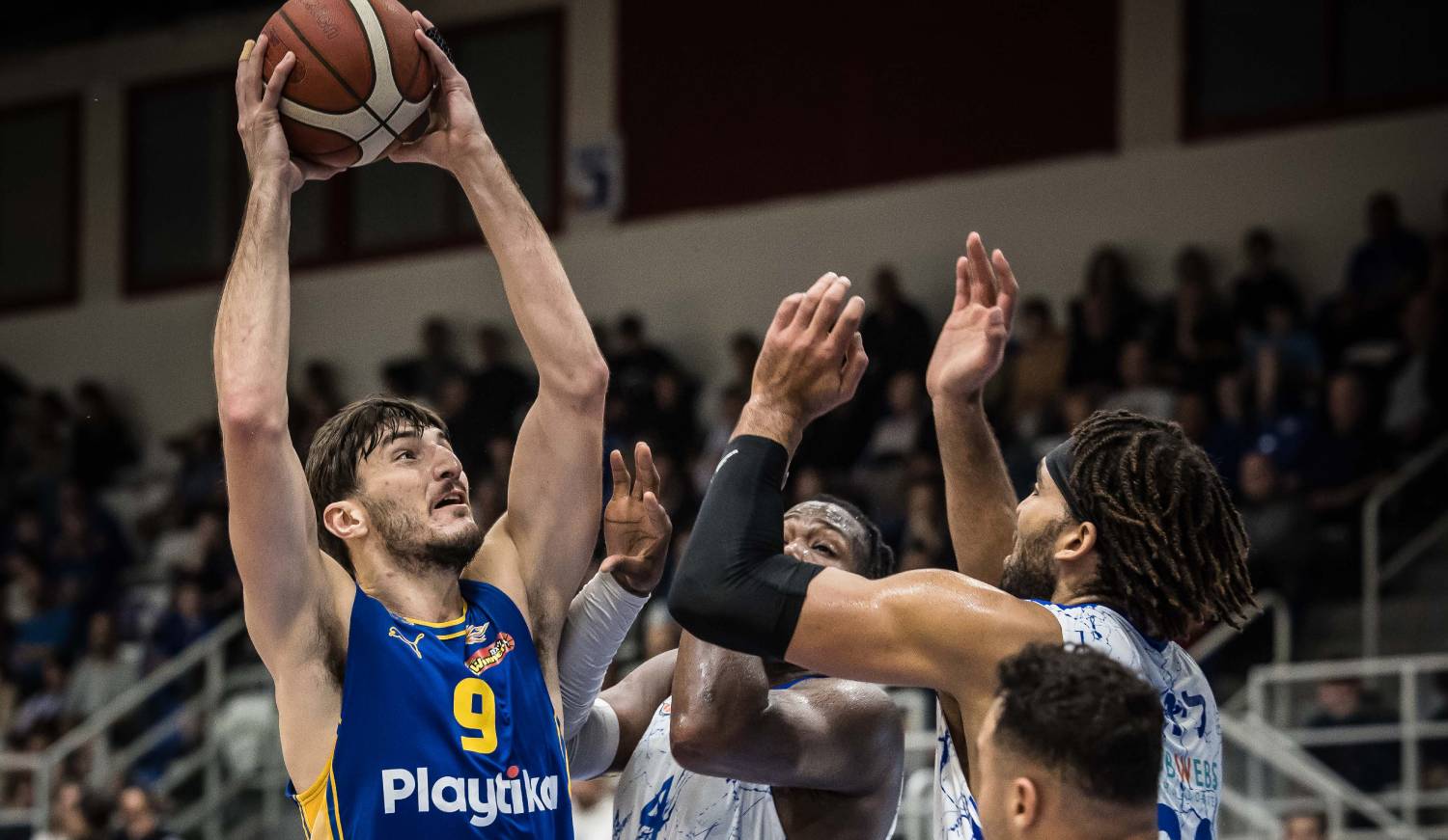 צפו: שליטה מוחלטת של רומן סורקין בצבע