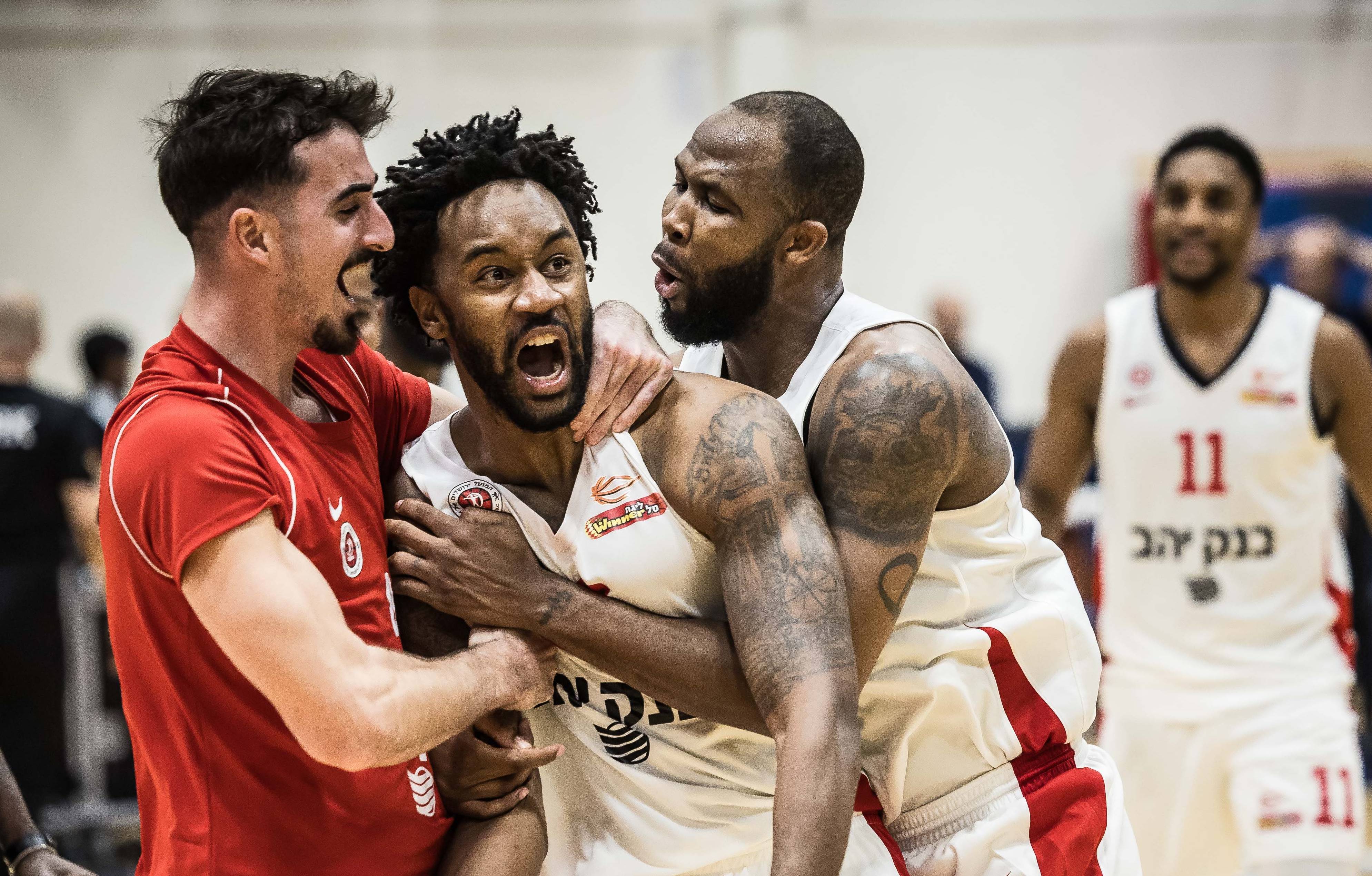 צפו: התעלות בקלאץ' של ליוואי רנדולף