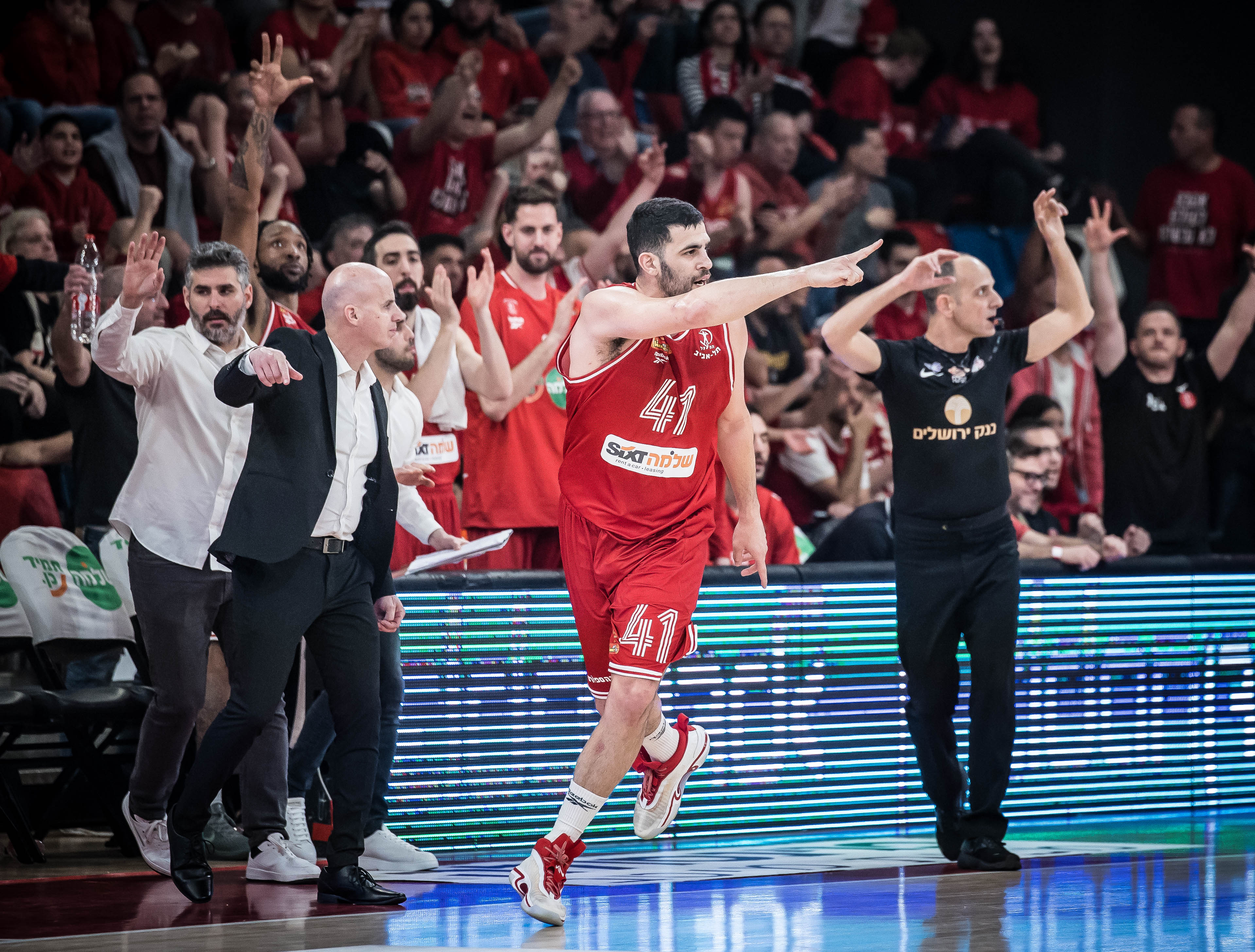 האדומים מת"א עצרו את חולון ושבו לפסגה