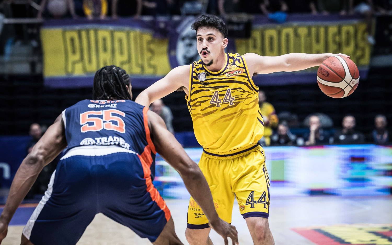 צפו: הצגה של הקפטן ניב משגב