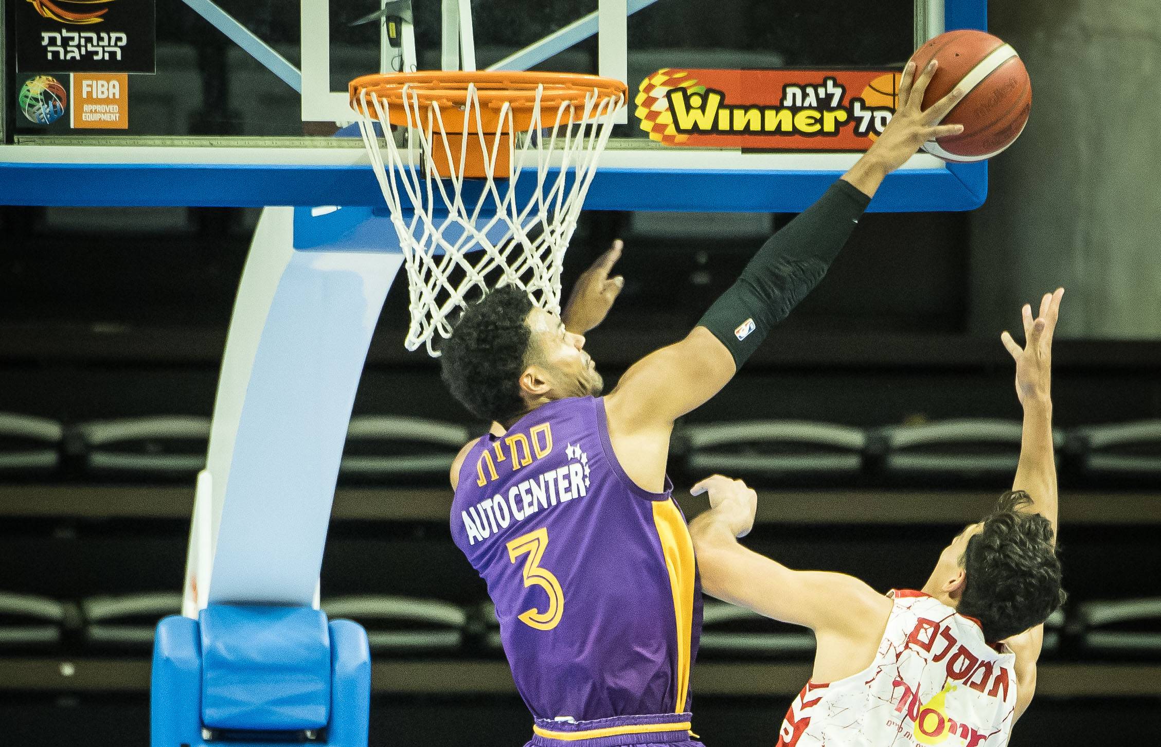 צפו: חגיגת חסימות של הסגולים-צהובים