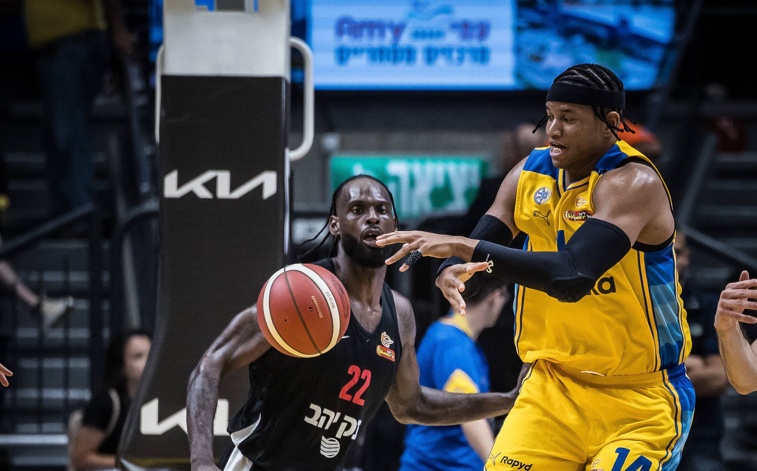 צפו: ריברו חיפה על ניבו הפצוע