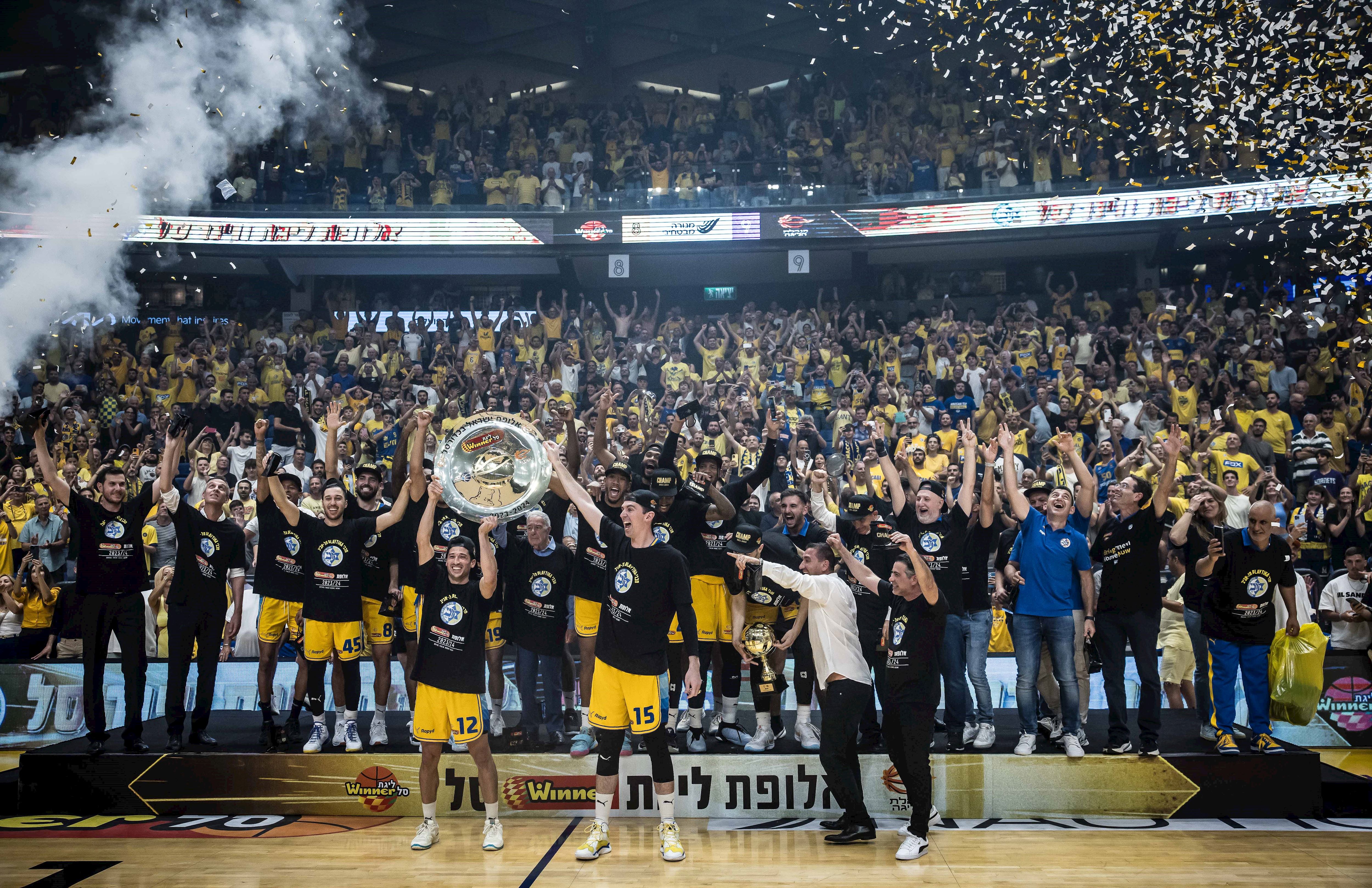 צפו: הנפת צלחת האליפות של מכבי תל אביב