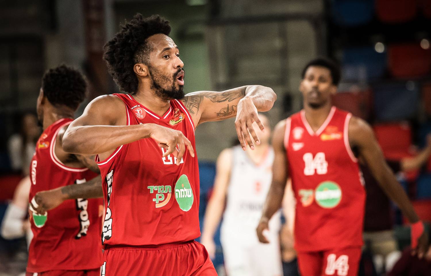 צפו: בריאן אנגולה כיכב מול האקסית