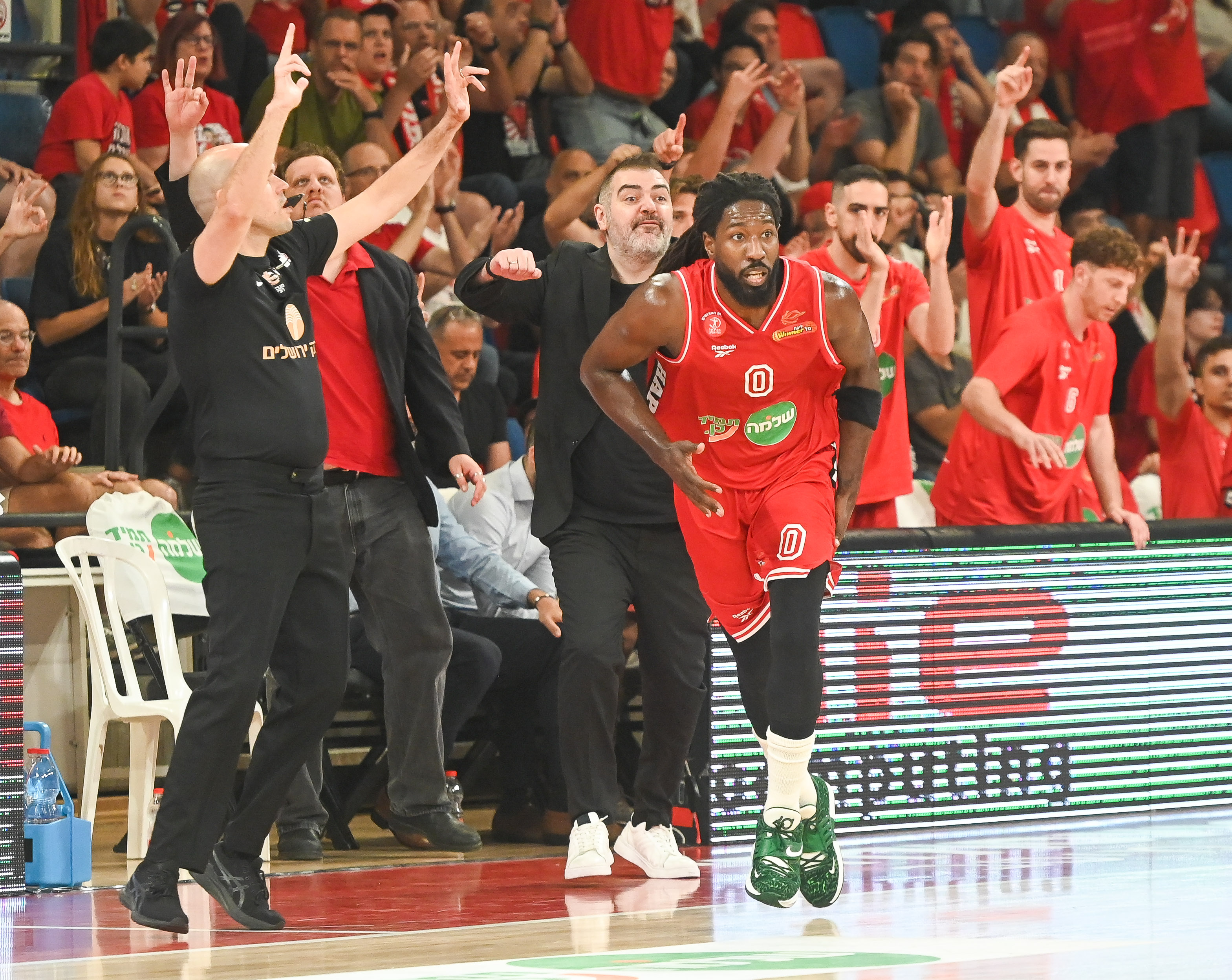 ברגל ימין: הפועל תל אביב פתחה בסערה