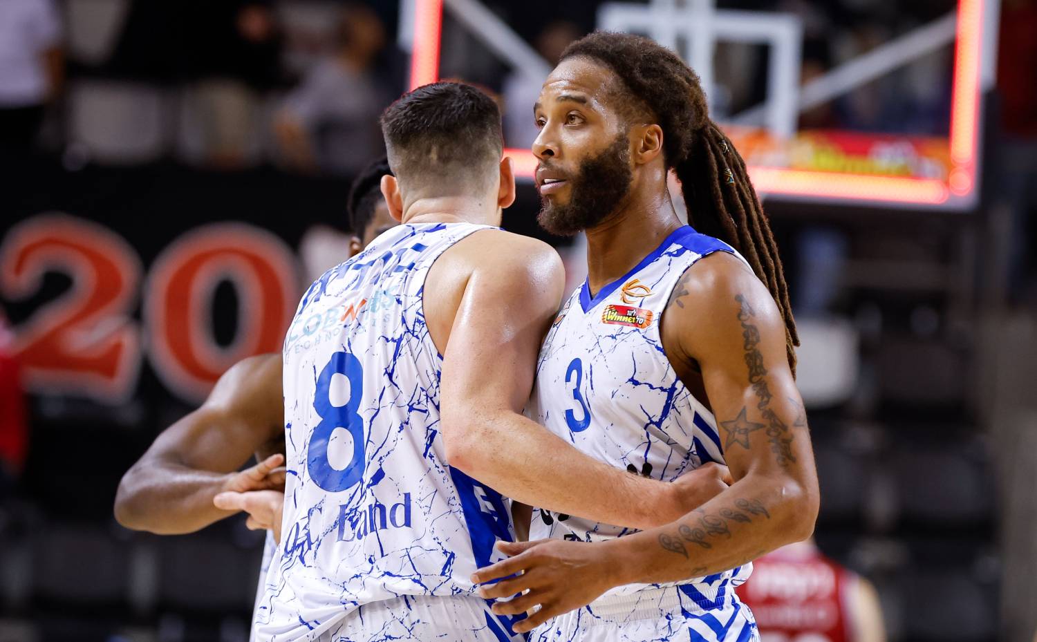 צפו: הקאמבק של אדריאן בנקס