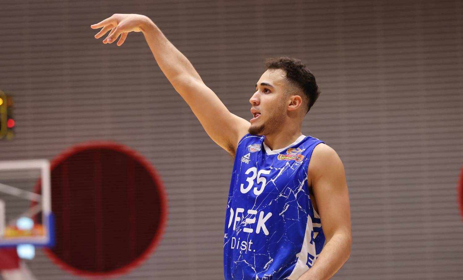 צפו: איתן בורג ממשיך להתחמם