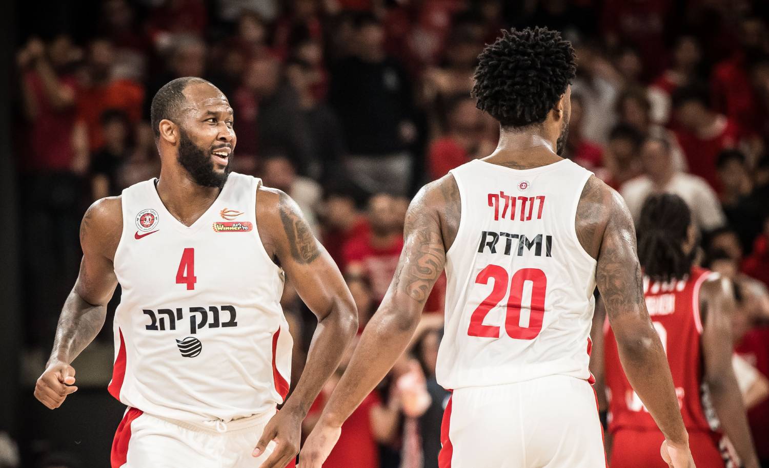 צפו: כריס ג'ונסון, מלך השלשות מהפינות