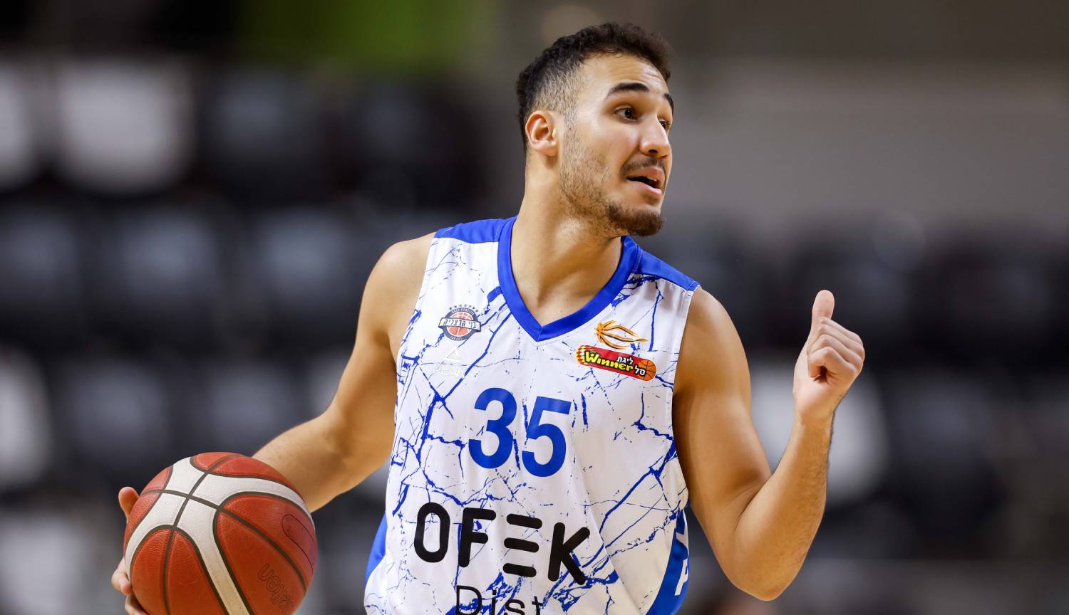 צפו: איתן בורג ממשיך להרים את הרמה