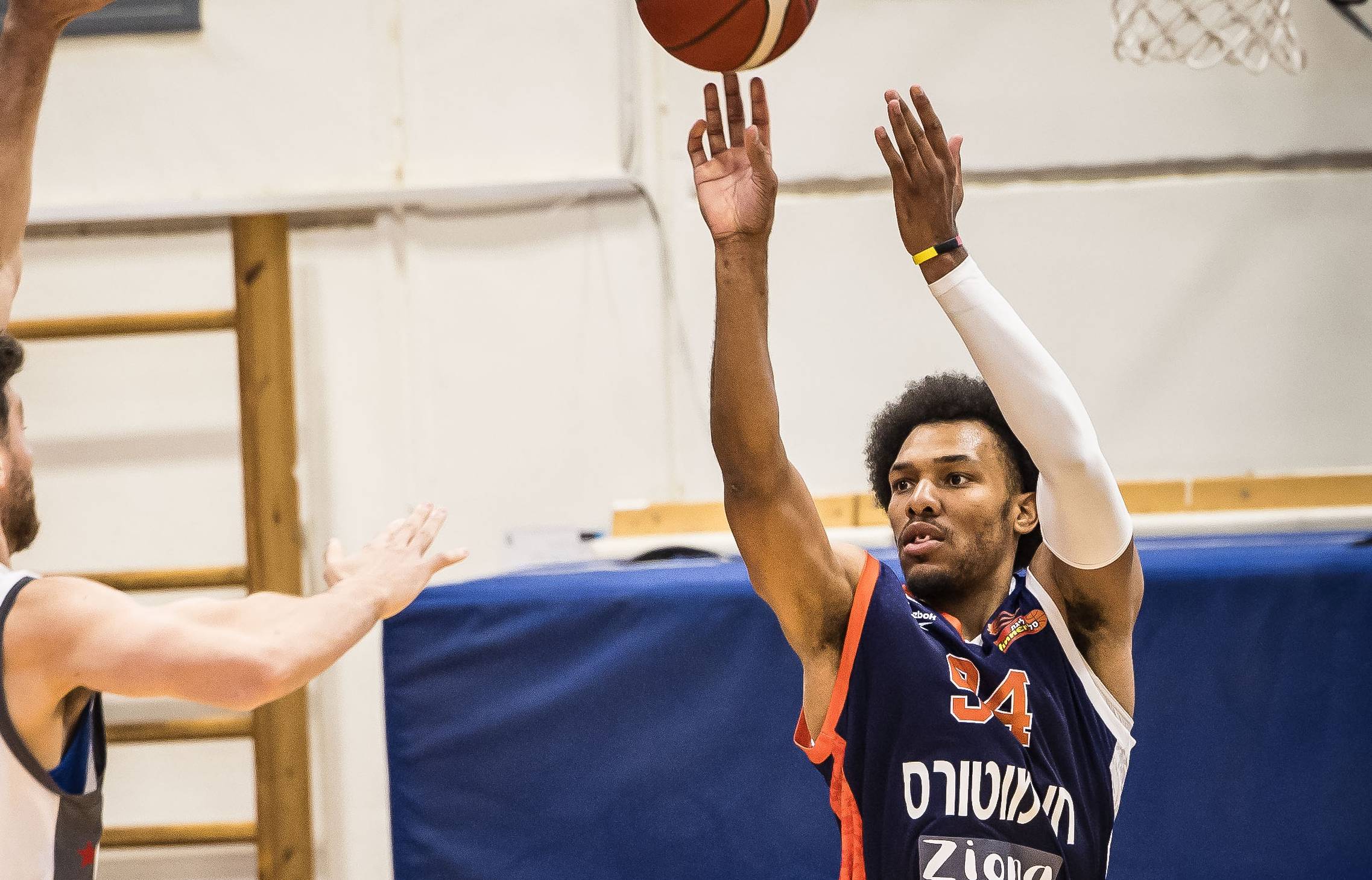 צפו: המופע של ג'ורג' קינג בלב המושבה