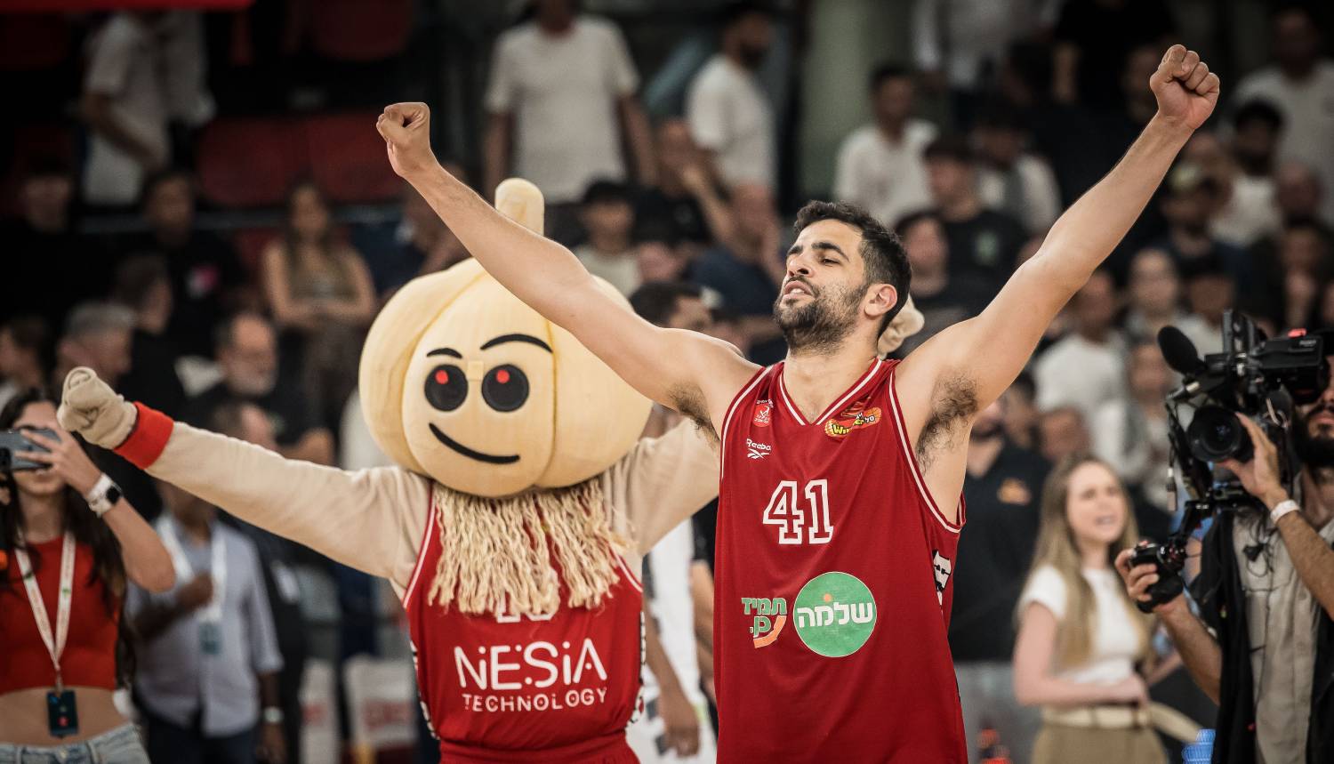 צפו: הצגה של תומר גינת במשחק מספר 3