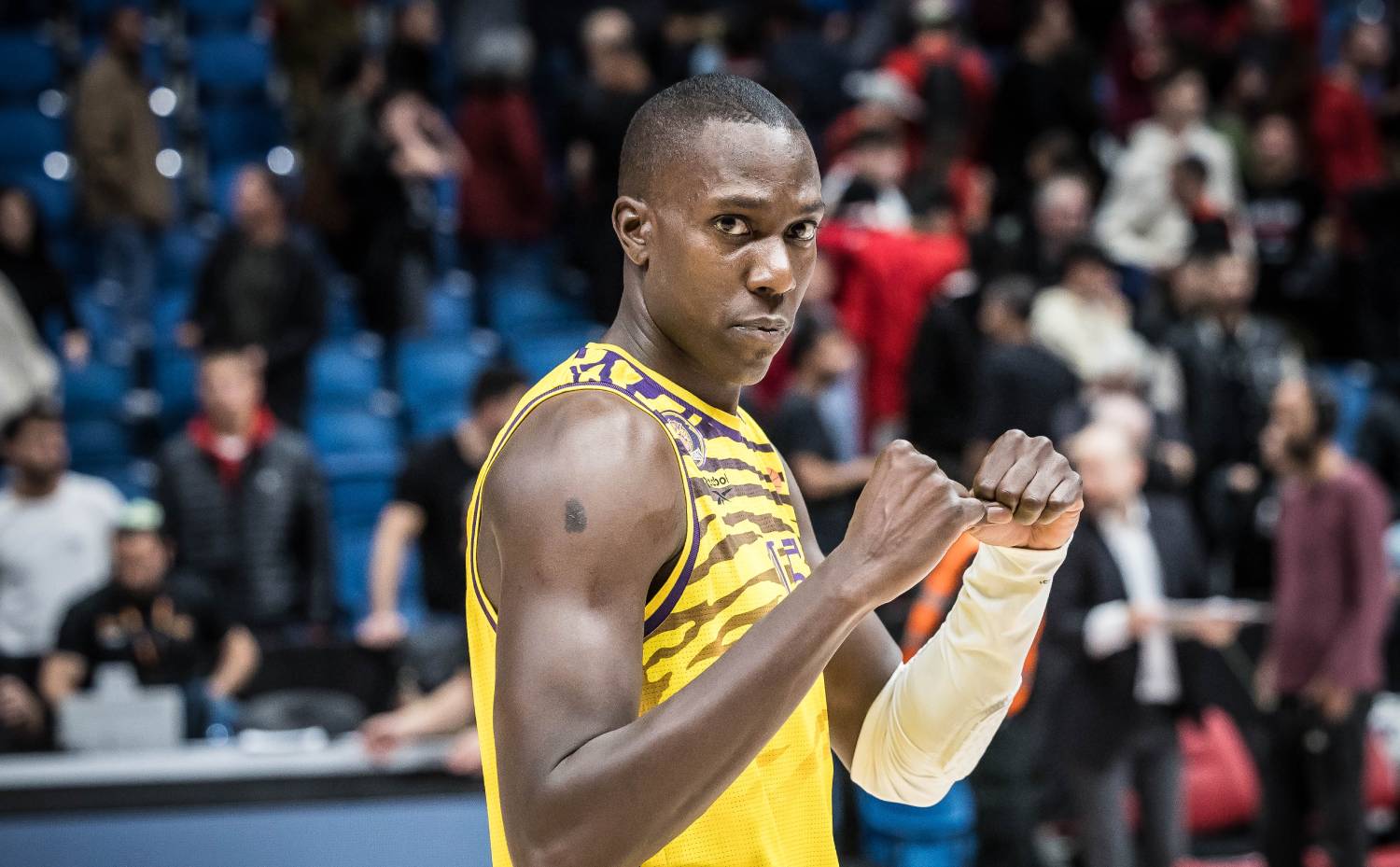 צפו: עוד הופעה אדירה לקווין הרווי