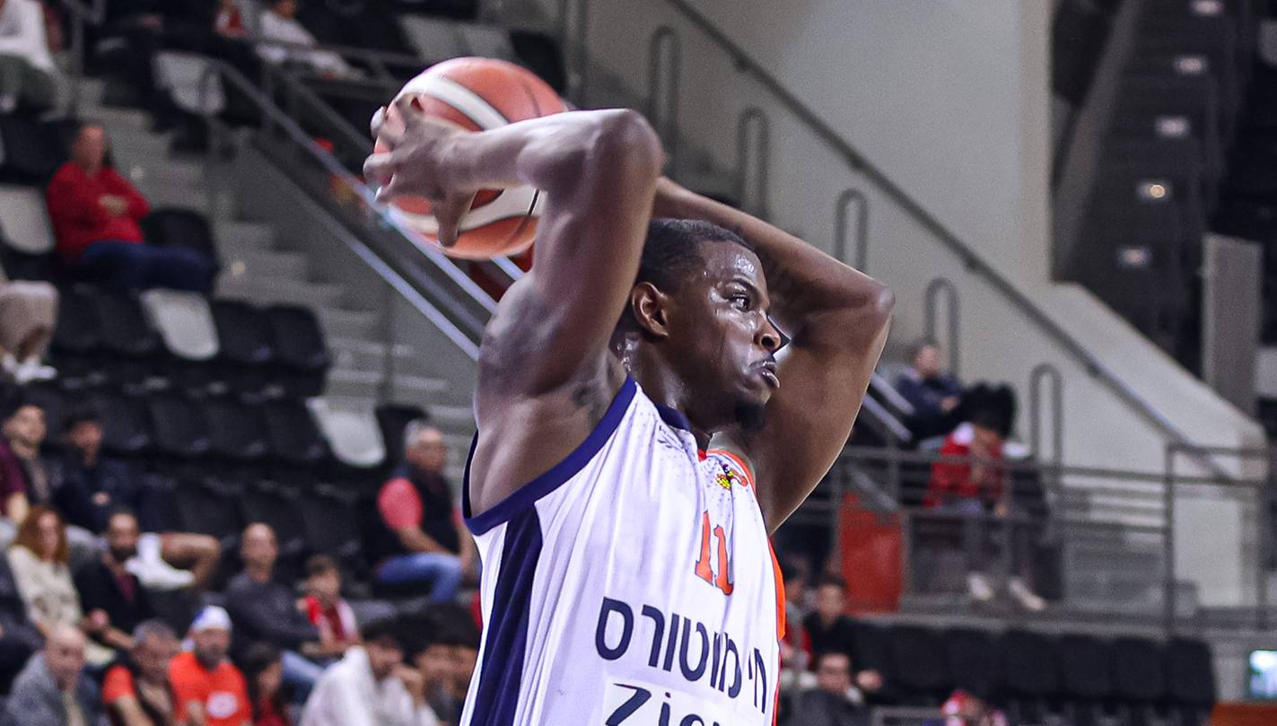 צפו: דאבל-דאבל מרשים לאייזיה ווייטהד