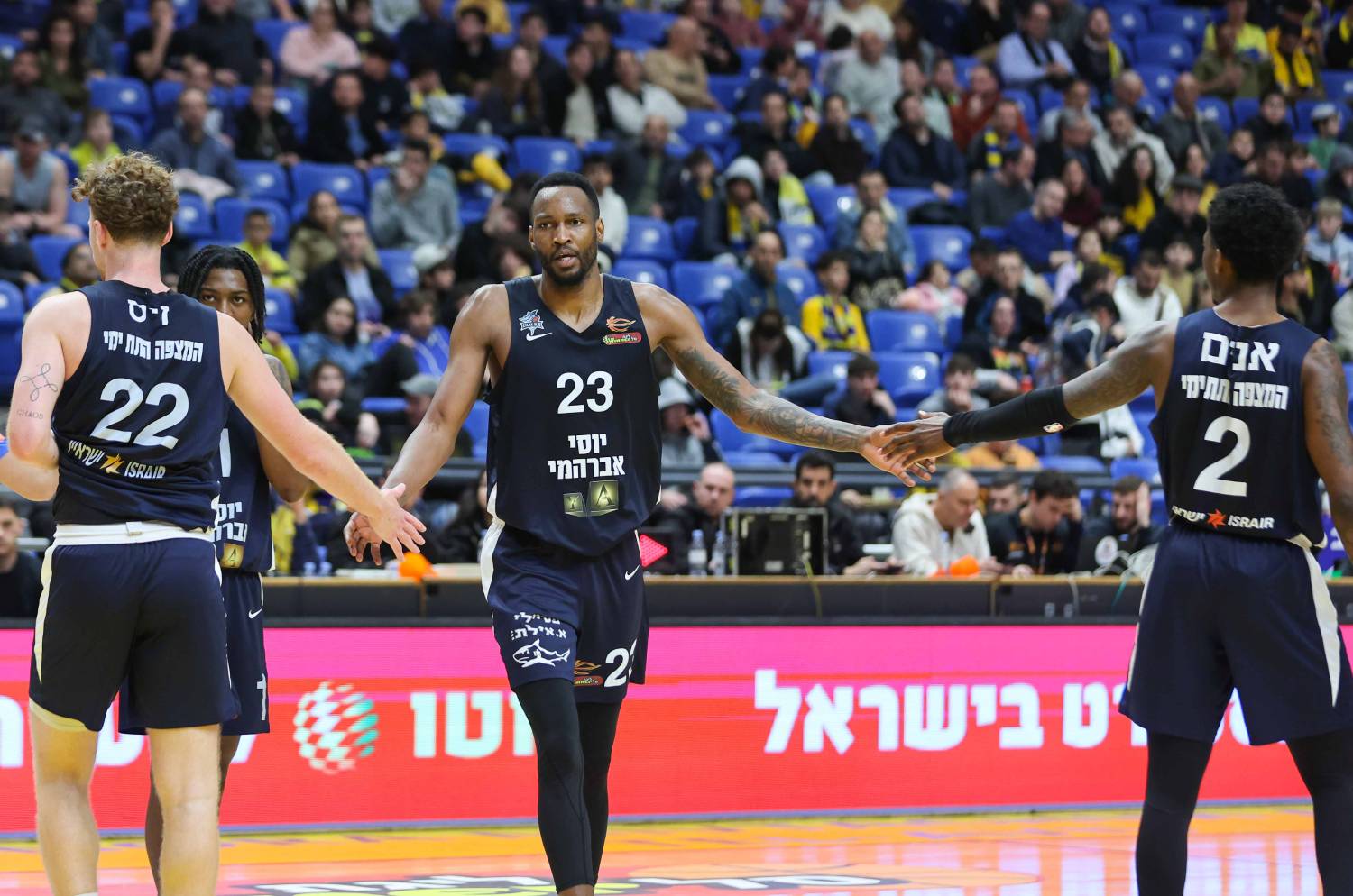 צפו: בכורה מבטיחה לג'וואן ג'ונסון