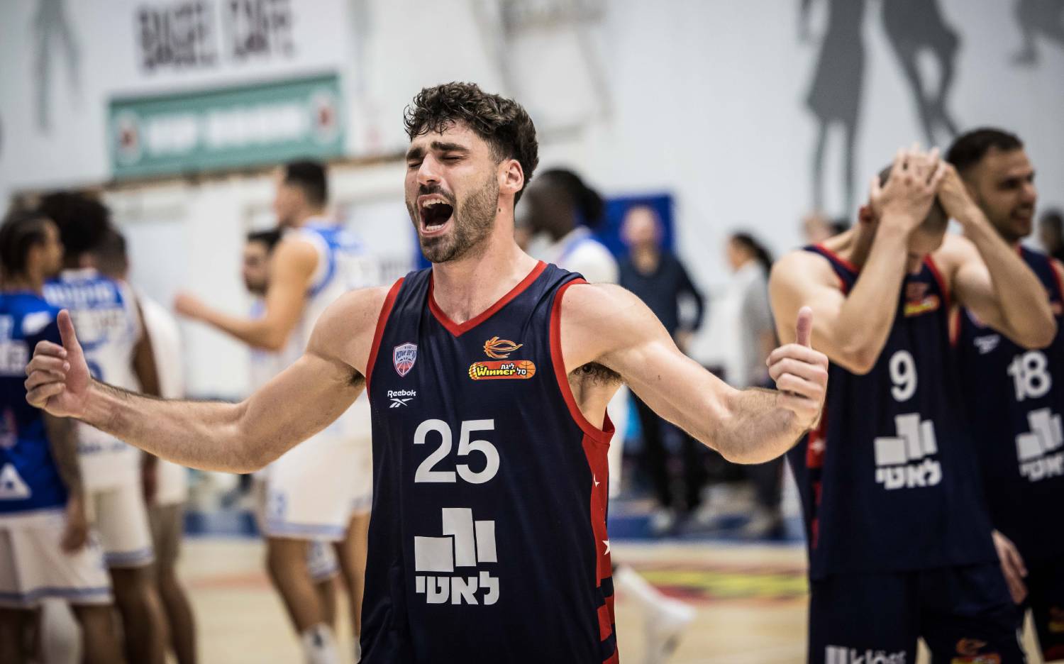 צפו: קפיצת המדרגה של ג'יי.ג'יי קפלן