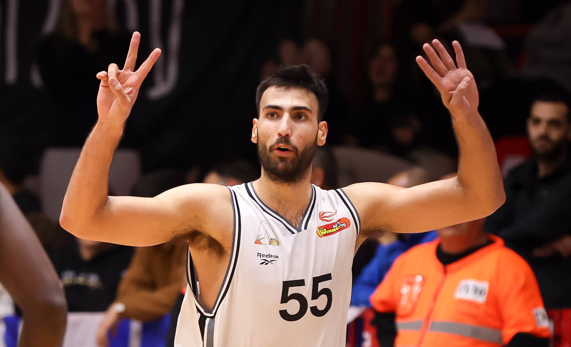 צפו: נועם אביבי העיר את עפולה בזמן