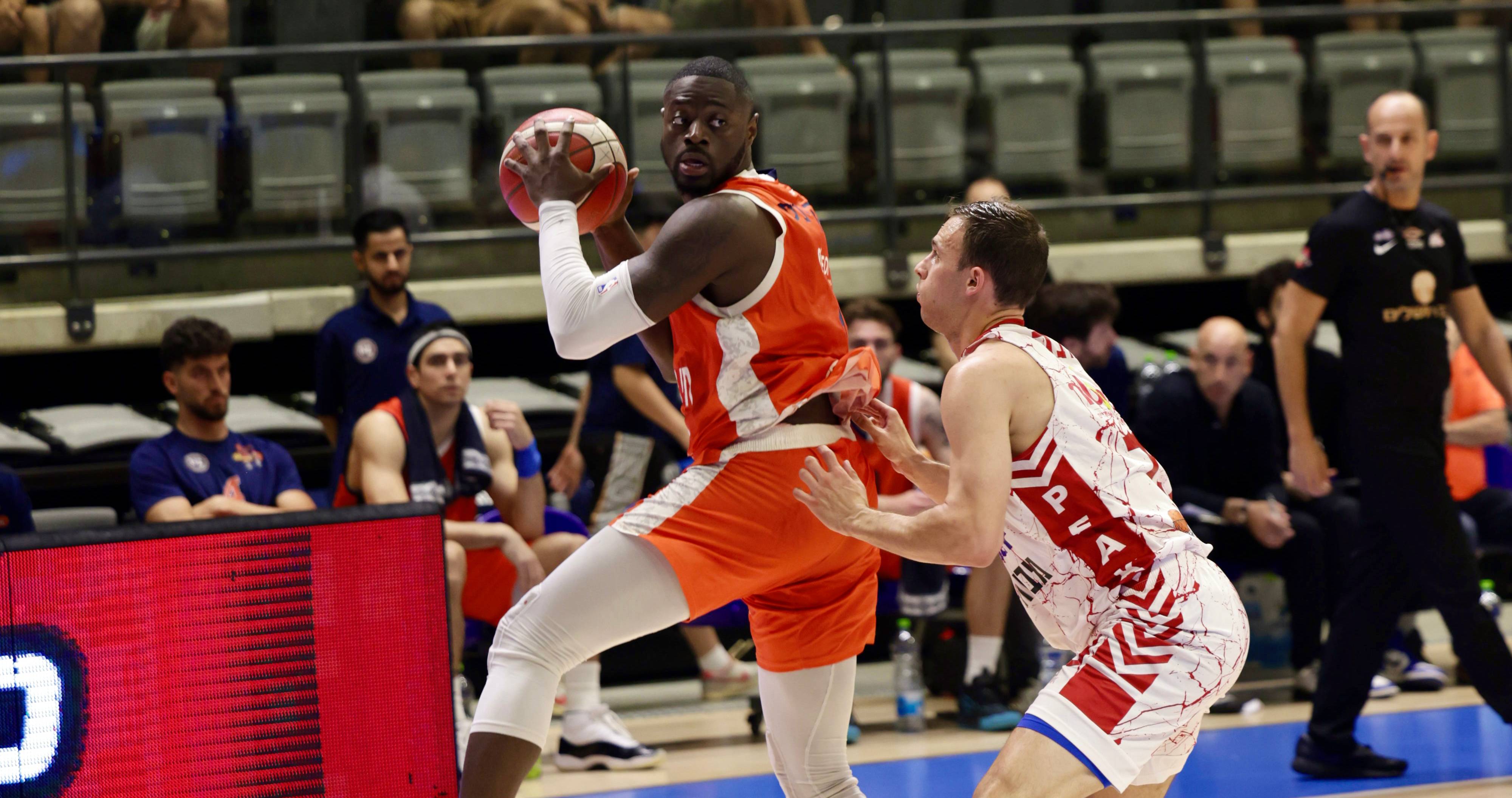 צפו: ראלי אולקינס פלירטט עם טריפל דאבל