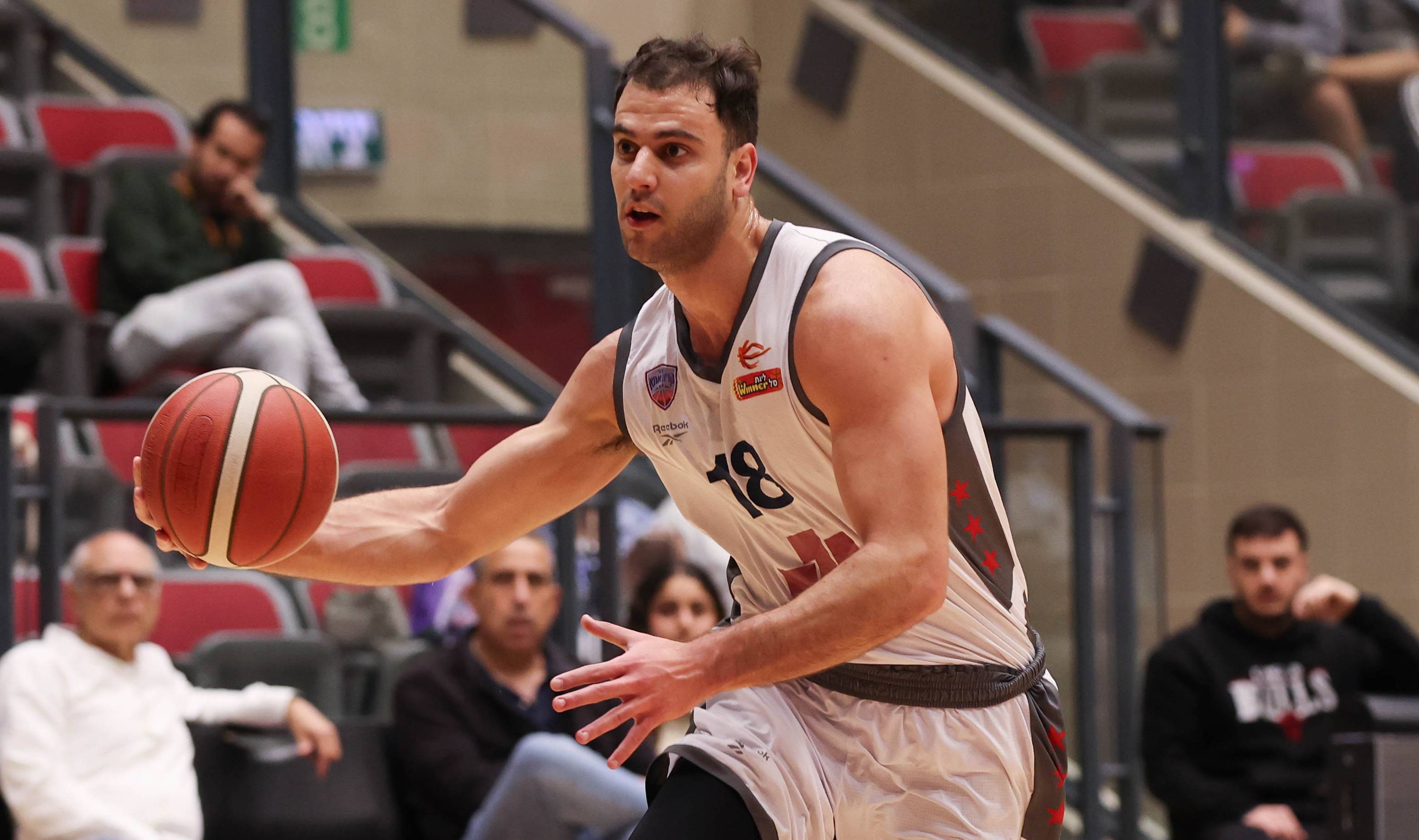 צפו: רז אדם ממשיך לנפץ שיאים