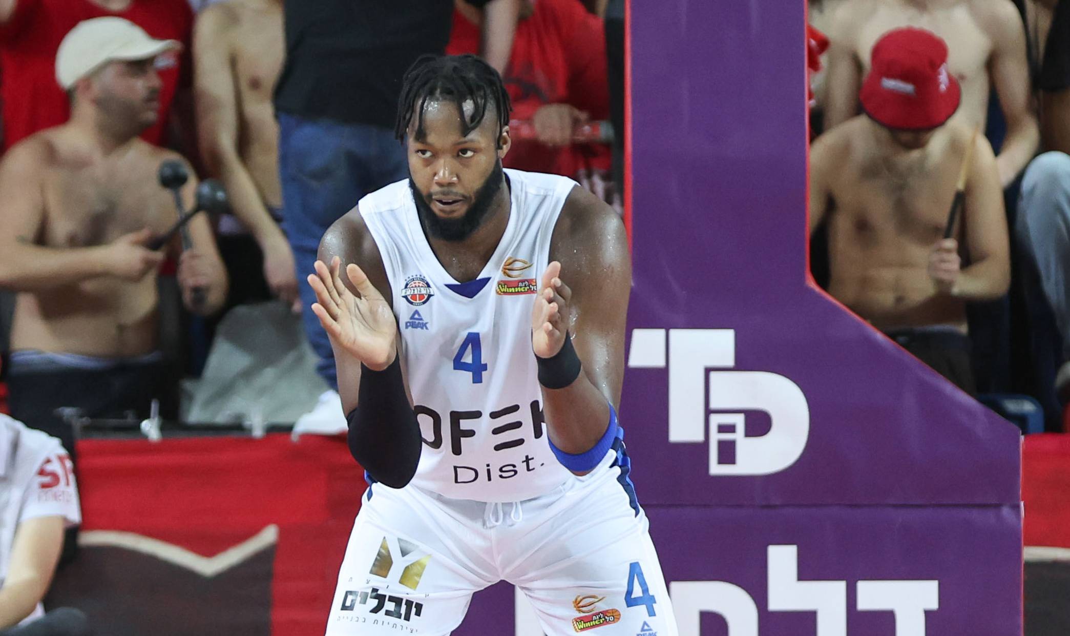 צפו: מספרים היסטוריים לרוברט קרטר בבגין