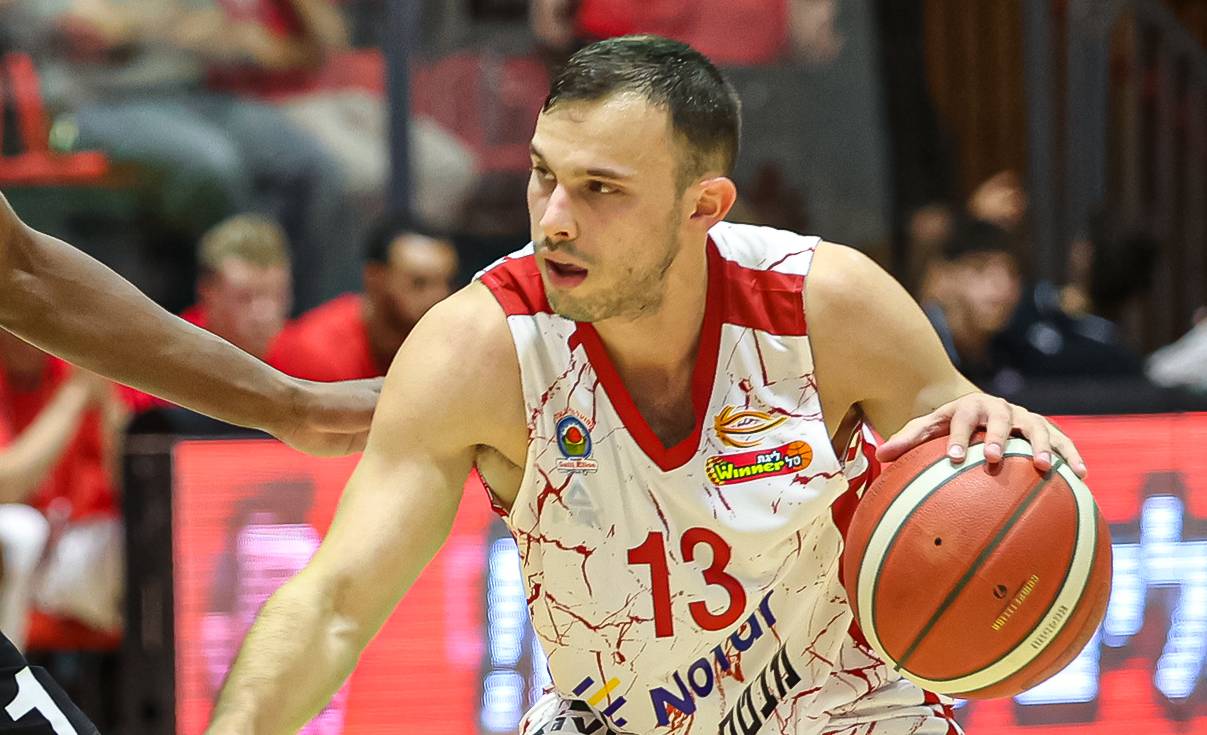 צפו: הופעה אדירה לרועי הובר בכפר בלום