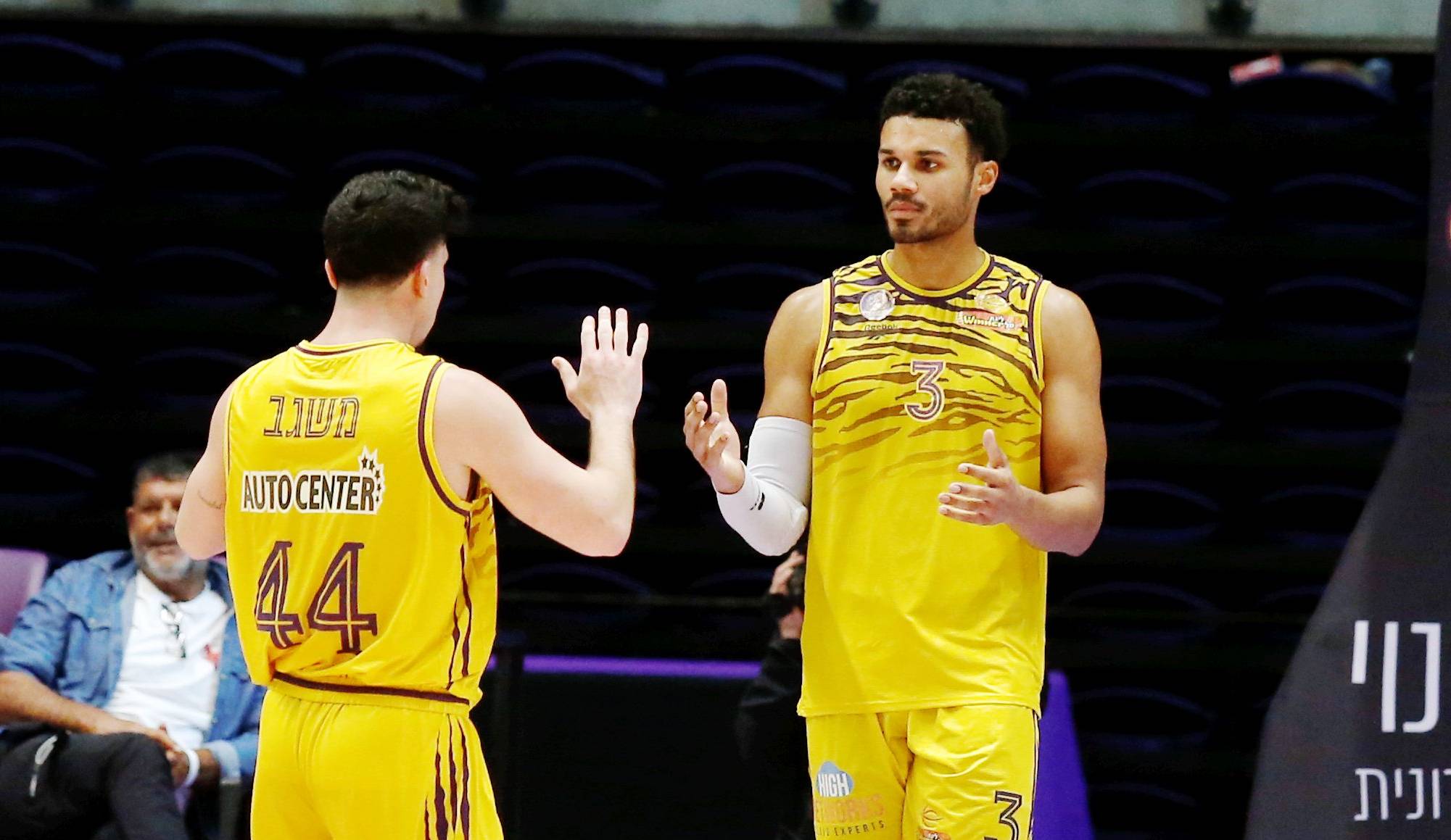 הסגולים-צהובים התקרבו לבית העליון