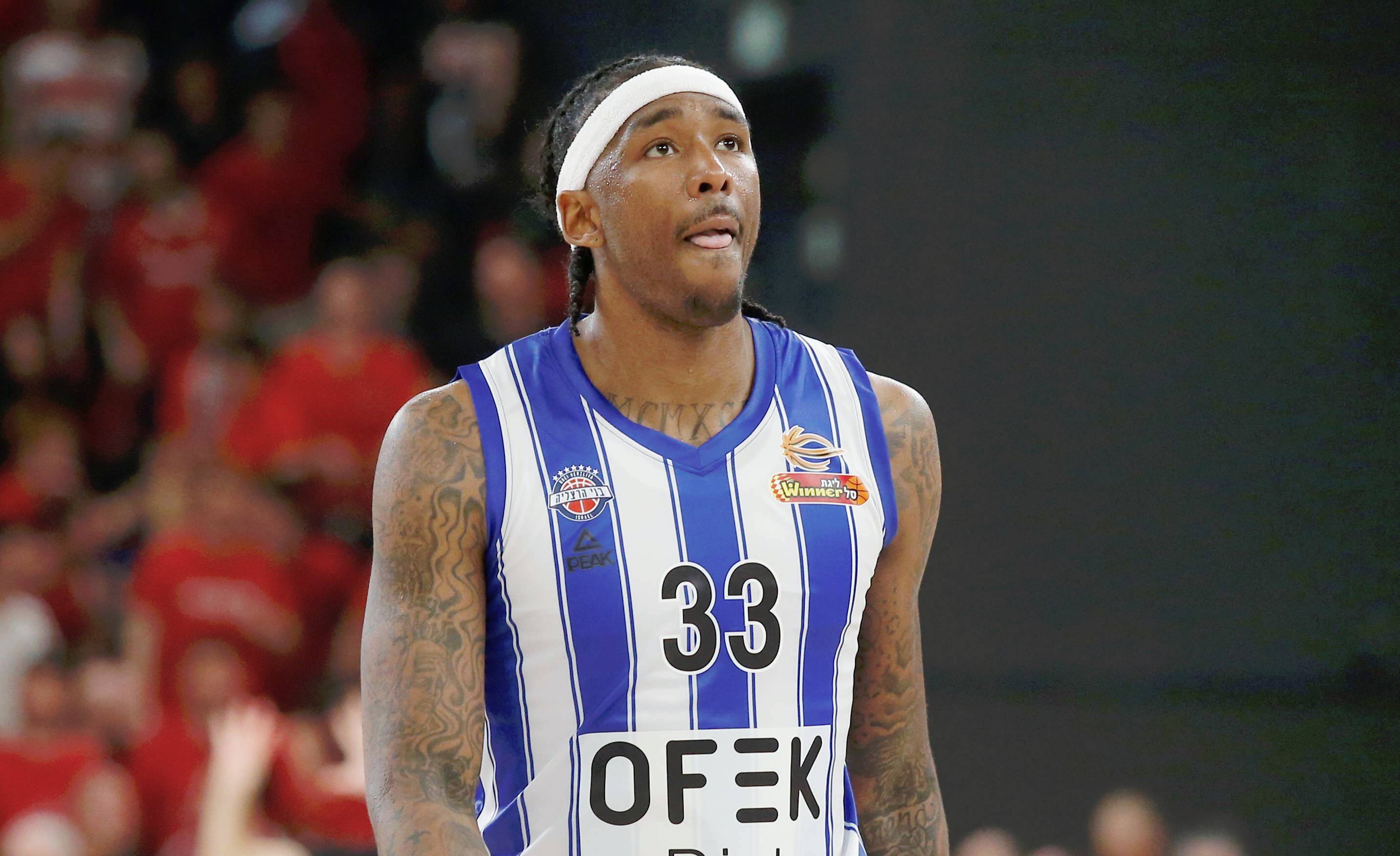 צפו: שיא קריירה לטיילר סטון בשלשות