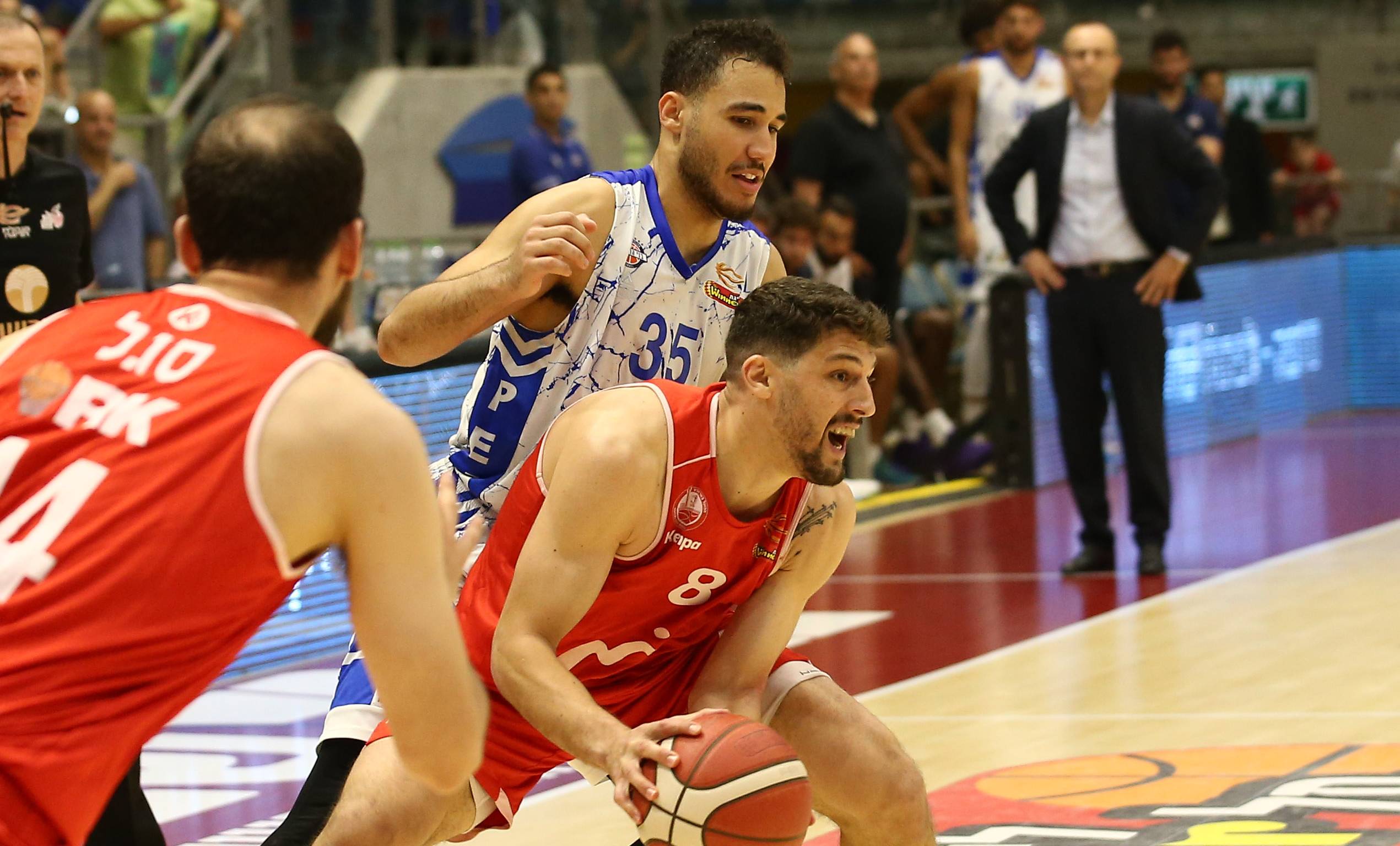 צפו: חואקין שוכמן התעלה במאני־טיים