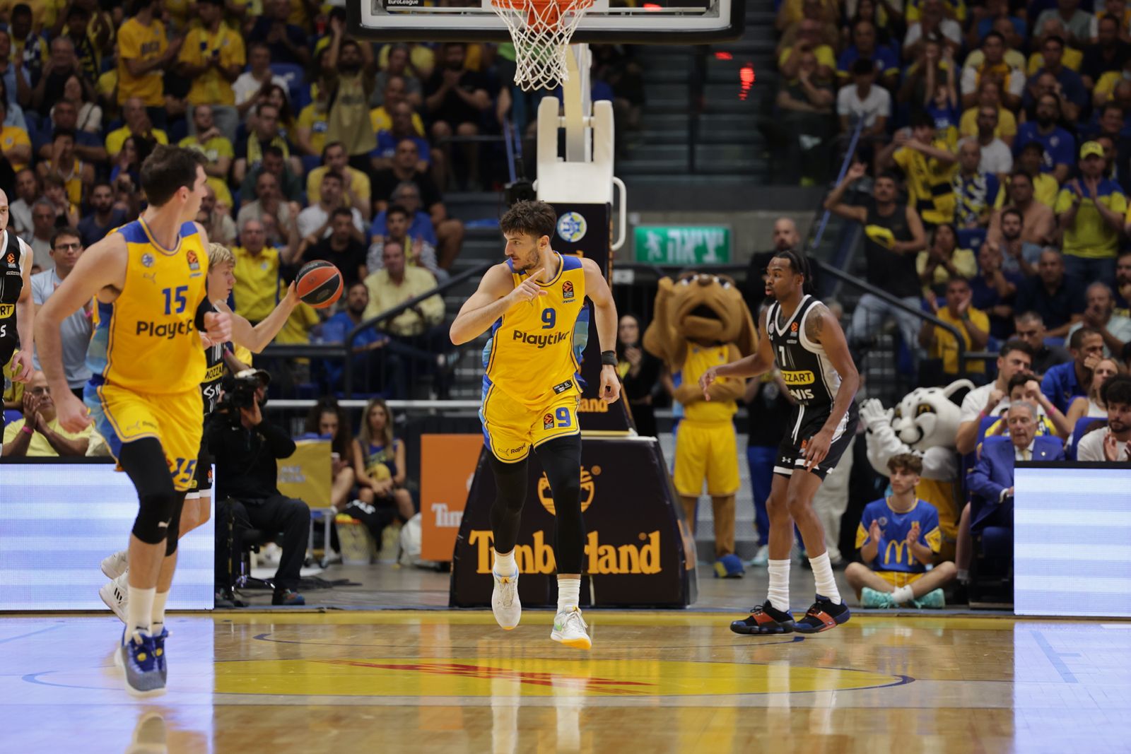 יורוליג: סיפתח ביתי מרשים לאלופה