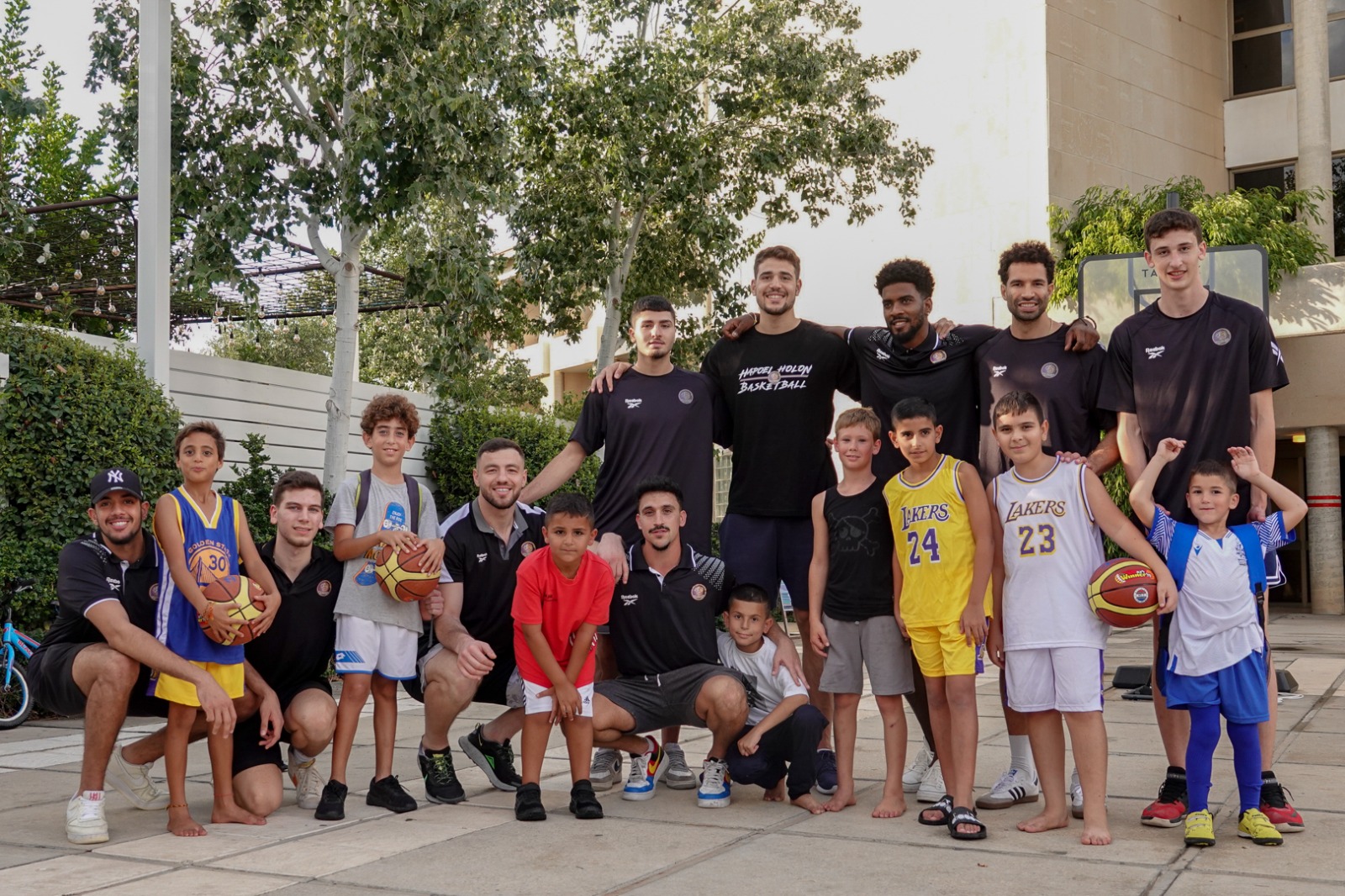 הפועל חולון ביקרה את ילדי כפר עזה