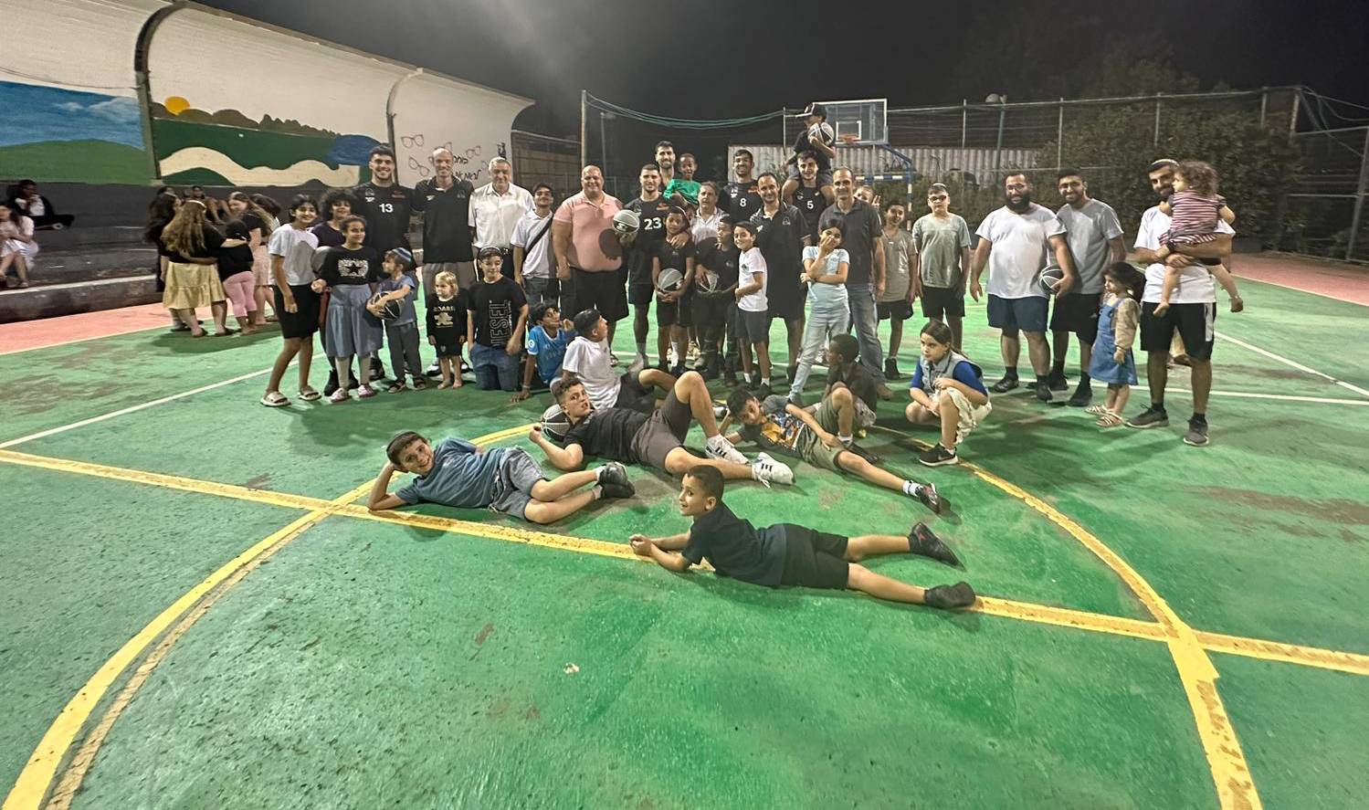 שחקני עפולה ביקרו משפחות מאשקלון