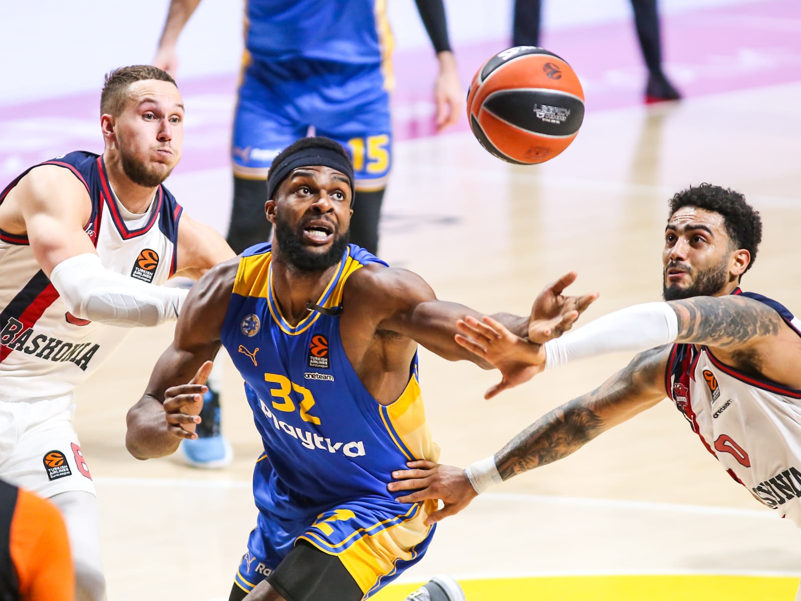 יורוליג: ניצחון חשוב לאלופה על בסקוניה