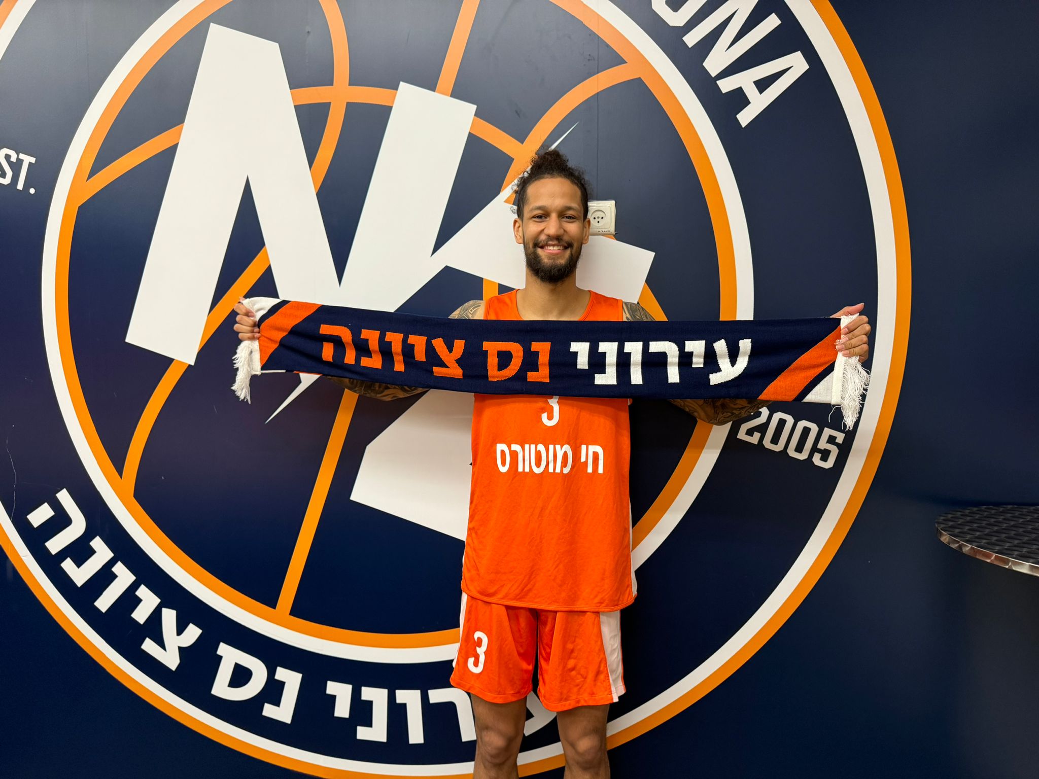 הגארד ג'רמיה היל מגיע ללב המושבה