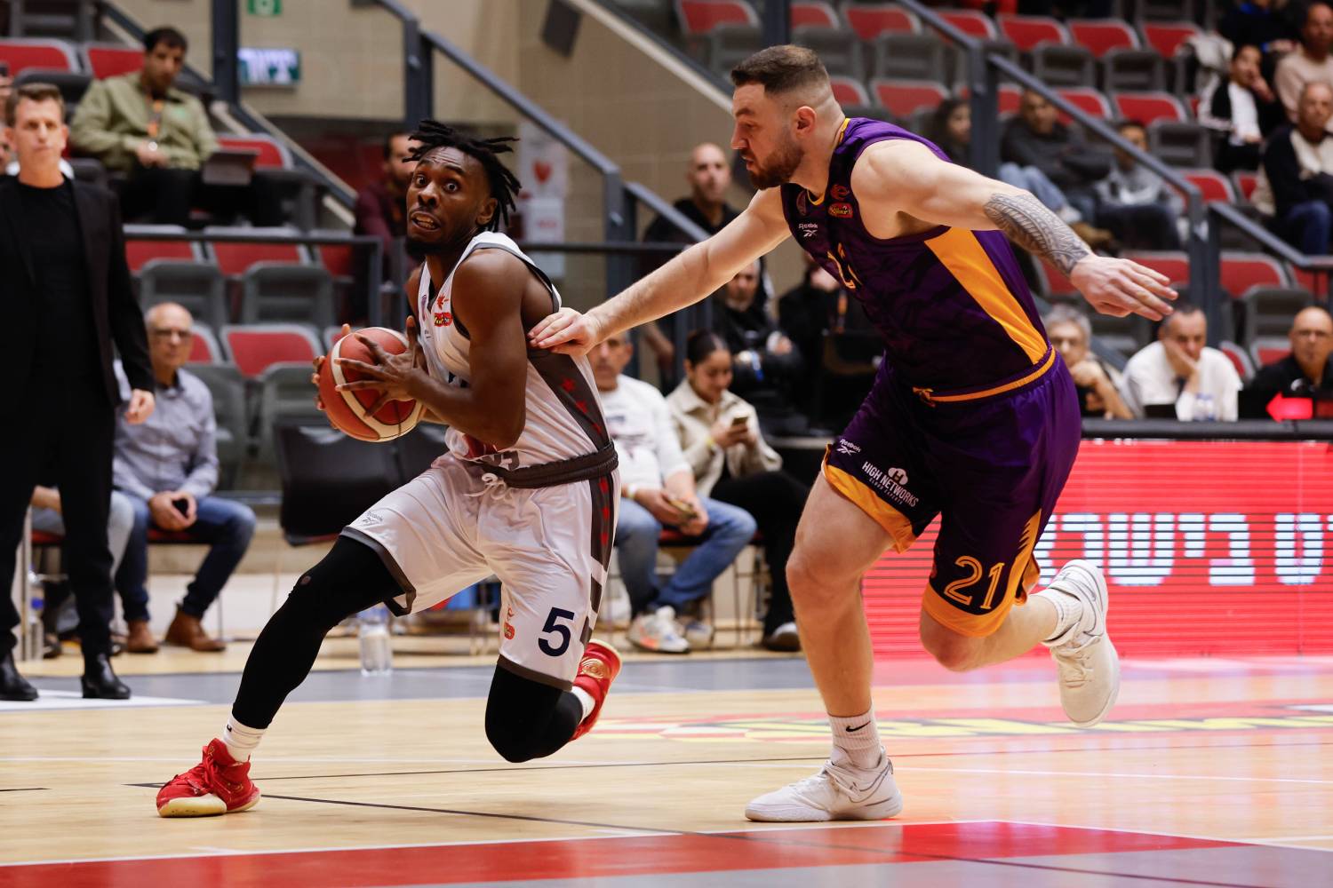 צפו: ג'יימס בייטמון התעלה מול חולון