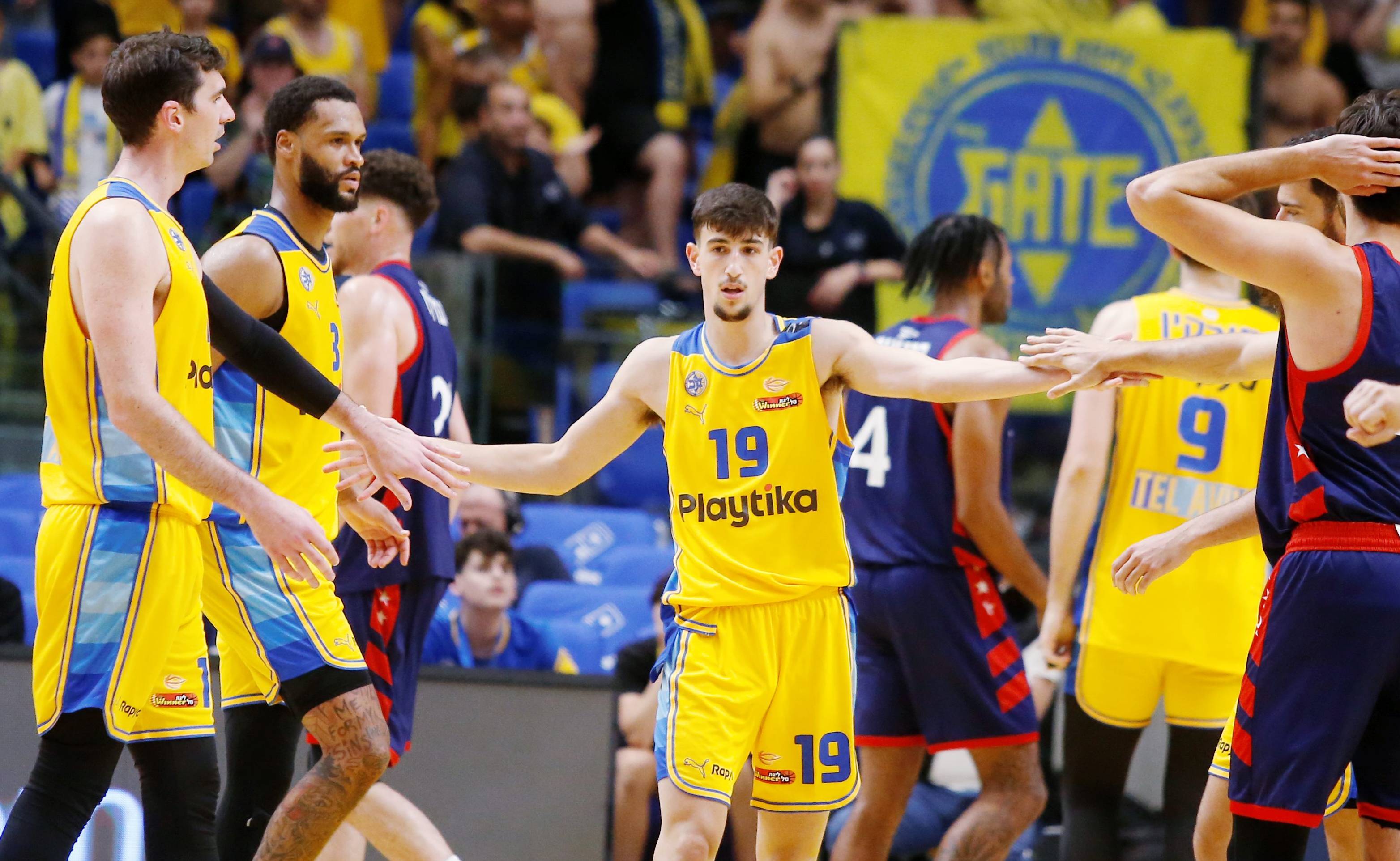 צפו: שיא שלשות היסטורי לאלופה