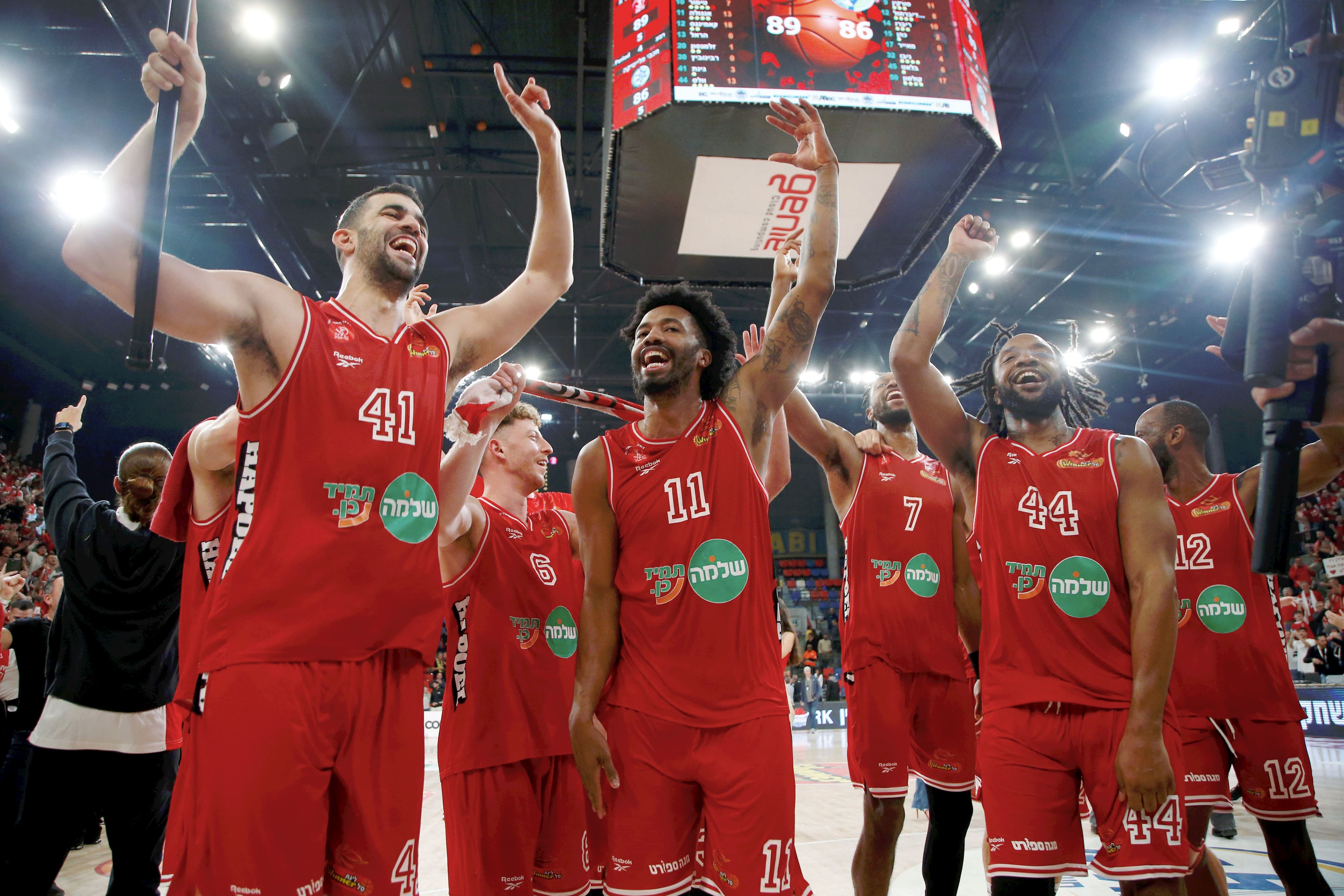 האדומים נשארו בפסגה לאחר מהפך בדרבי