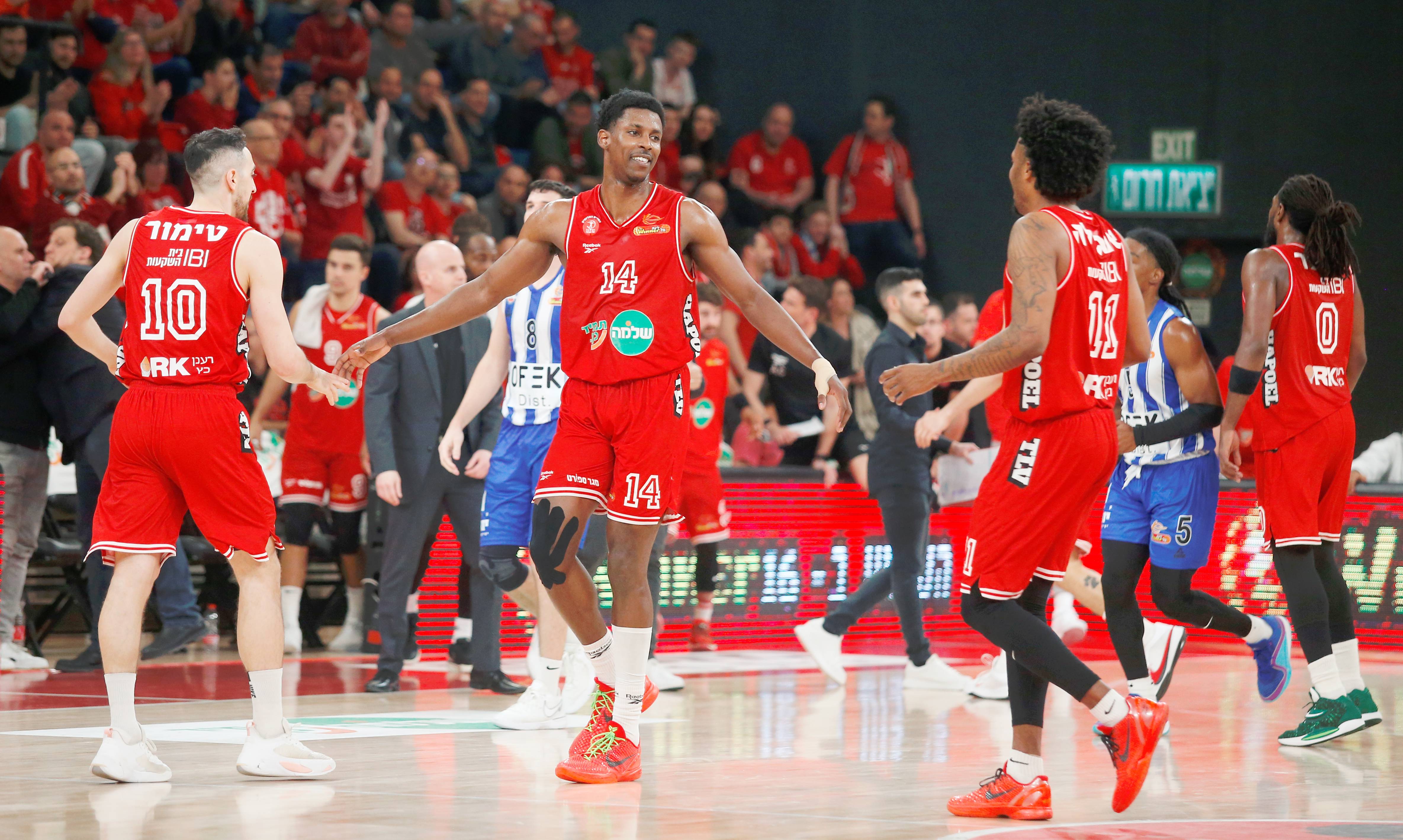 שומרים על הבית: האדומים שוב ראשונים