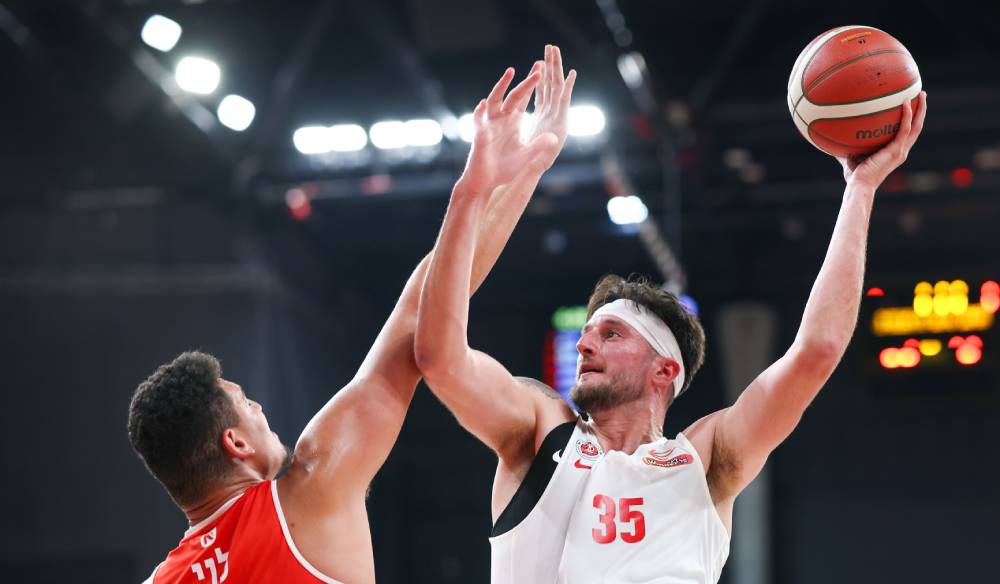 צפו: זאק הנקינס חגג מתחת לסלים